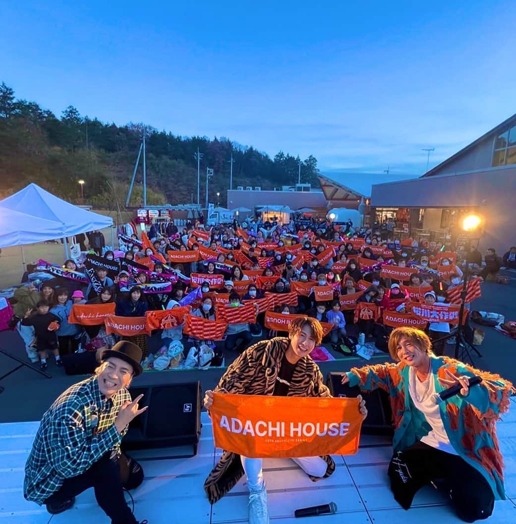 安達勇人のインスタグラム：「ADACHI HOUSE presents道の駅かさまクリスマスマーケット1日目終了！！ めちゃくちゃ沢山のご来場ありがとうございました😊 幸せだよ。本当にいつもありがとう。 LIVEも一日店長も最高に盛り上がったね！ 老若男女沢山のオレンジ畑が、笑顔が道の駅かさまに広がりました！ そしてけいたろうさん、ひろきくんも、マジシャンゆうきも笠間に来てくれてありがとう✨  明日も沢山のご来場お待ちしています☺️‼️ さらに盛り上げましょう🎄🔥  今日も一日お疲れ様でした😊♨️✨」