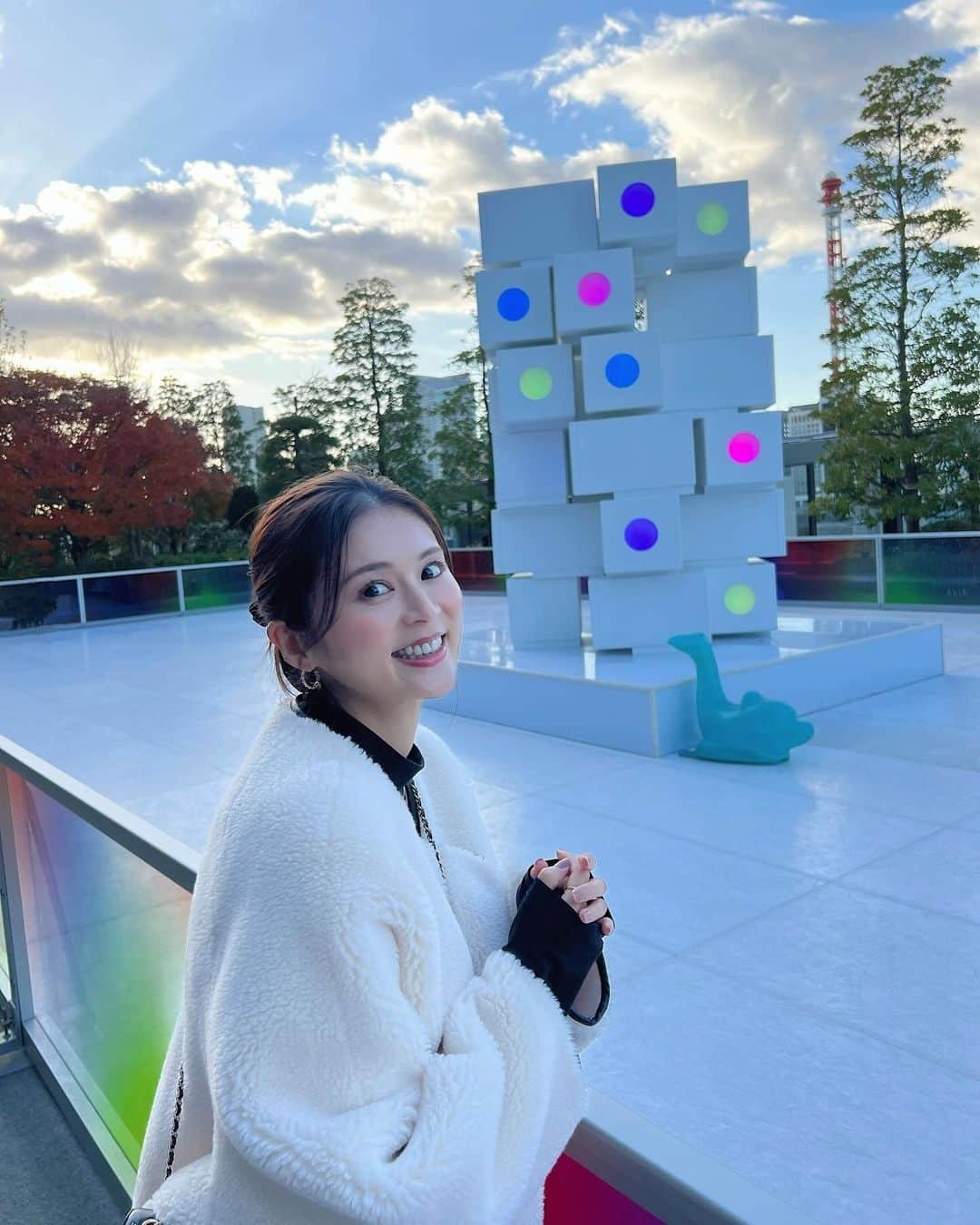 東野佑美さんのインスタグラム写真 - (東野佑美Instagram)「#PR GINZA SIXへ🕊️ @ginzasix_official   スケートしたりアート観たりお買い物したり…🤍  屋上のスケートリンクは 氷じゃないから冷たくないし濡れないの⛸️❄️ 1/21（日）まで開催されていて 夜はイルミネーションも綺麗なんです🤭  エントランス前には素敵なアートが🎧 建築家の黒川紀章氏が建築設計した中銀カプセルタワービルが、YARの手によってアートとして復活！ 12/25まで展示されているみたい。 立ち止まって記念撮影してる方もいたよ✨✨  そしていつも通りB2フロアで お買い物して帰りました！🎁 @mercer__bis @teaforte_japan @ishiya_official_ @aromatruffle.jp   どこもホリデームードで可愛くて 楽しい１日だった🥹🫶  #GINZASIXxME #rooftopstarskatingrink」12月9日 18時45分 - yumi.higashino