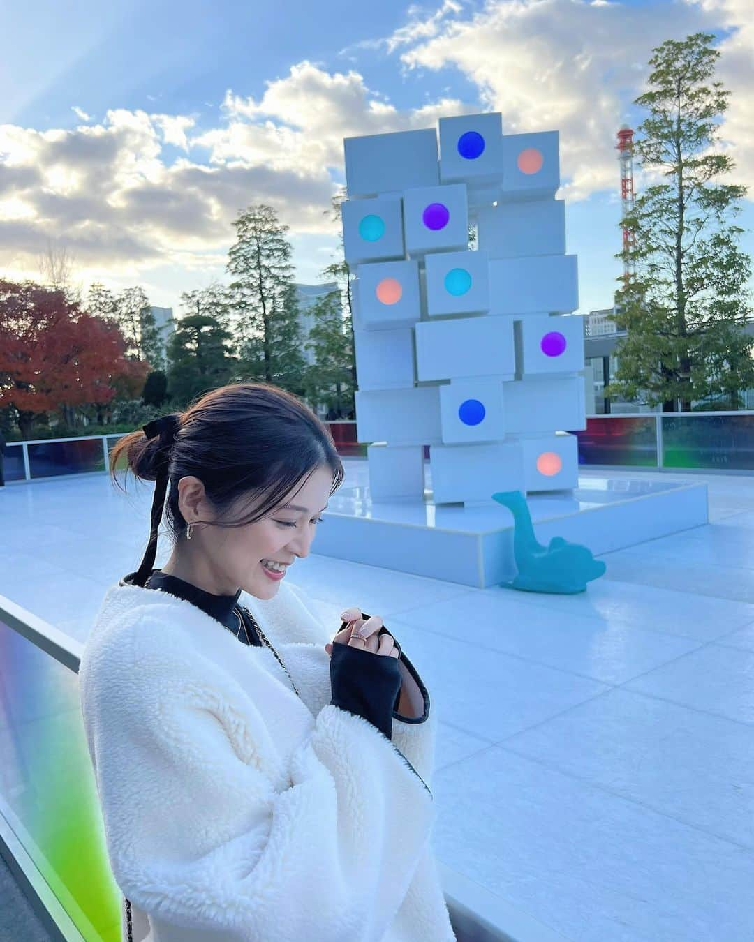 東野佑美さんのインスタグラム写真 - (東野佑美Instagram)「#PR GINZA SIXへ🕊️ @ginzasix_official   スケートしたりアート観たりお買い物したり…🤍  屋上のスケートリンクは 氷じゃないから冷たくないし濡れないの⛸️❄️ 1/21（日）まで開催されていて 夜はイルミネーションも綺麗なんです🤭  エントランス前には素敵なアートが🎧 建築家の黒川紀章氏が建築設計した中銀カプセルタワービルが、YARの手によってアートとして復活！ 12/25まで展示されているみたい。 立ち止まって記念撮影してる方もいたよ✨✨  そしていつも通りB2フロアで お買い物して帰りました！🎁 @mercer__bis @teaforte_japan @ishiya_official_ @aromatruffle.jp   どこもホリデームードで可愛くて 楽しい１日だった🥹🫶  #GINZASIXxME #rooftopstarskatingrink」12月9日 18時45分 - yumi.higashino