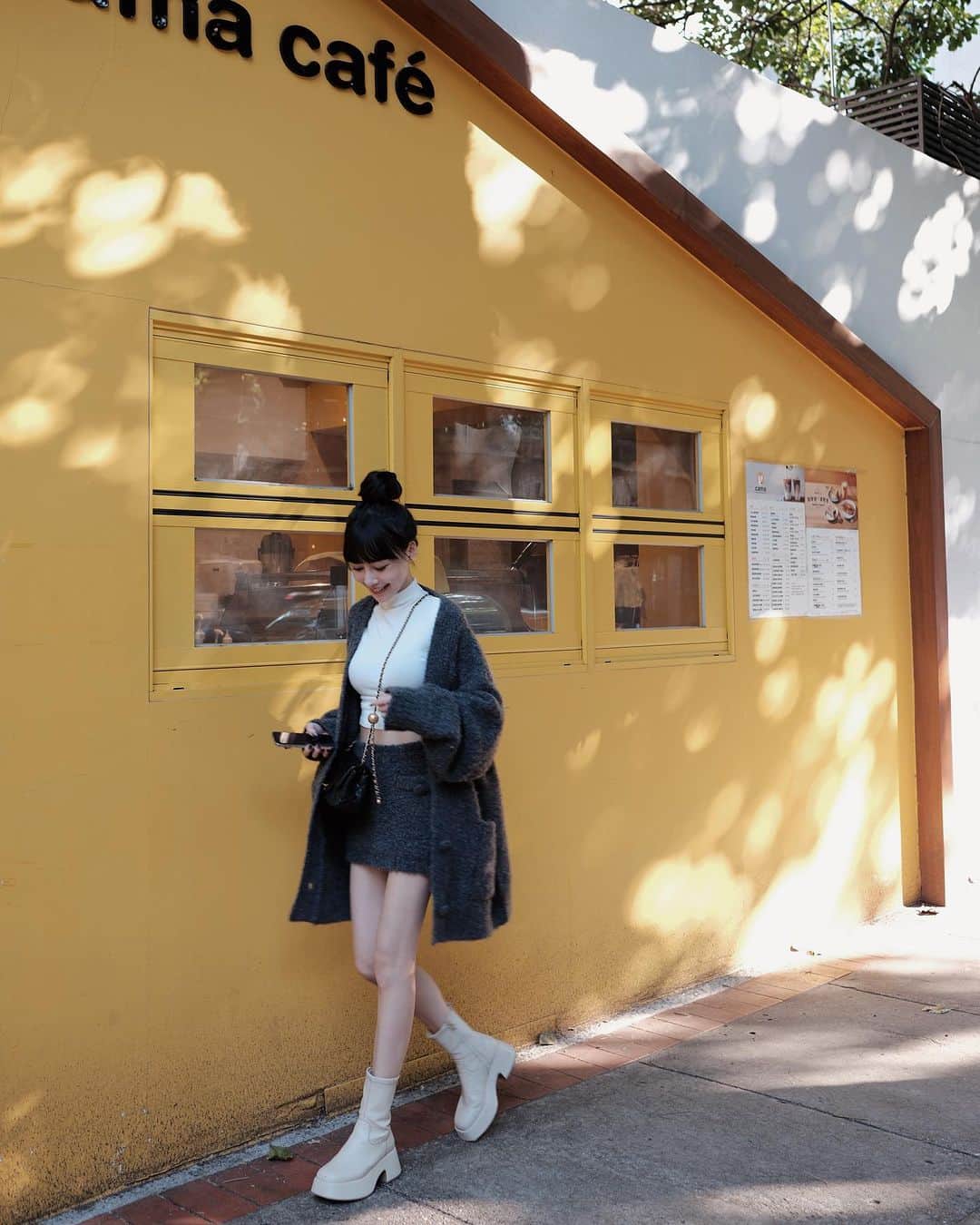 チン・ハクシンのインスタグラム：「朋友把我腿拍太長 我還稍微修短一點😅😅😅 👟/ @gracegifttw x @eatzzz7」