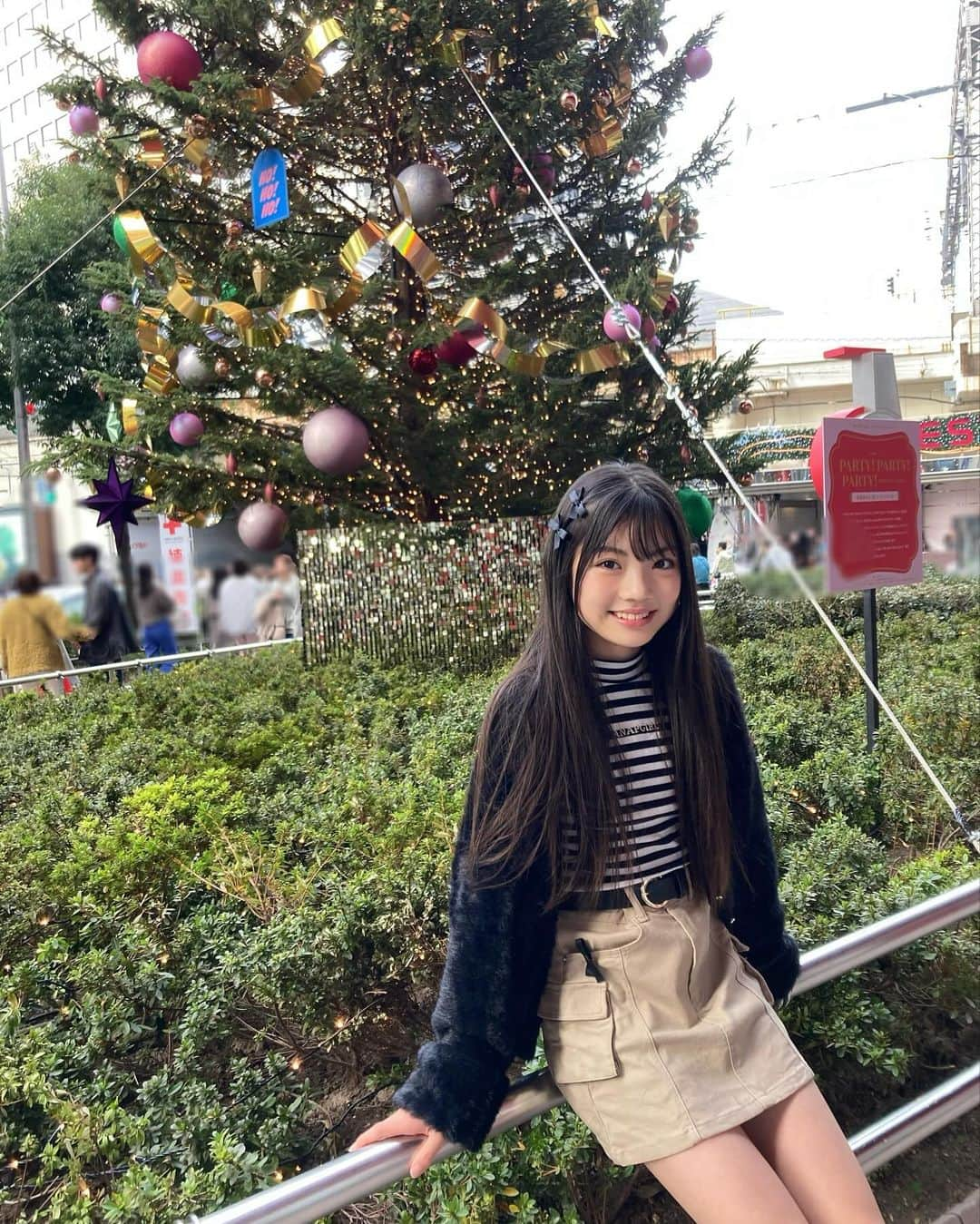 上埜れのんさんのインスタグラム写真 - (上埜れのんInstagram)「*+:•*∴:♡  もうすぐクリスマスだけど🎄.* あったかいねー☀️ 今日は暑すぎだったよ〜😂❤️‍🔥  #クリスマスツリー #小学生女子#女の子コーデ#kidsfashion」12月9日 18時48分 - xxrenonxx