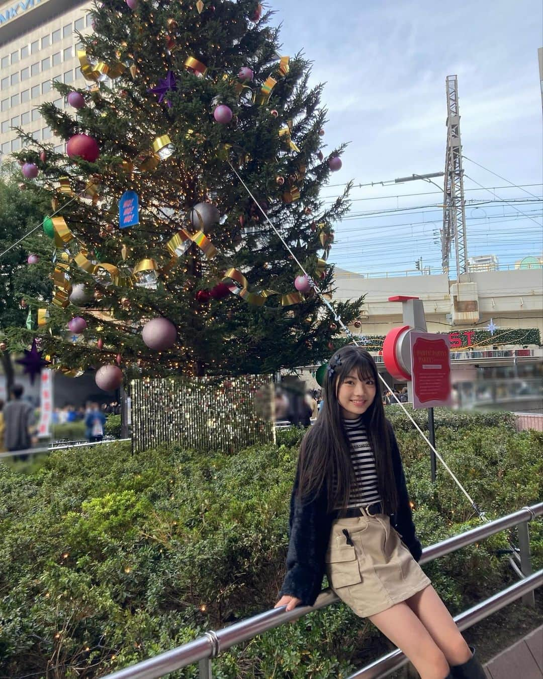 上埜れのんさんのインスタグラム写真 - (上埜れのんInstagram)「*+:•*∴:♡  もうすぐクリスマスだけど🎄.* あったかいねー☀️ 今日は暑すぎだったよ〜😂❤️‍🔥  #クリスマスツリー #小学生女子#女の子コーデ#kidsfashion」12月9日 18時48分 - xxrenonxx