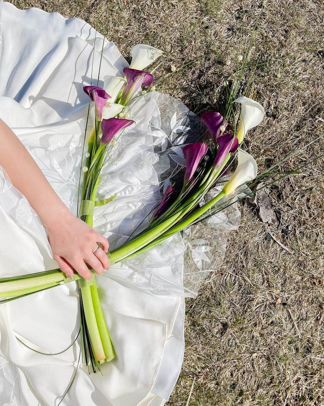 みんなのウェディングさんのインスタグラム写真 - (みんなのウェディングInstagram)「. . ˗ˏˋ Pearl Bouquet...♡ ˎˊ˗ . こんばんは🌙みんなのウェディングです☺️ ⁡ 本日は、エアリーな雰囲気がかわいすぎる！ お花×パール素材のブーケ実例をお届け💕  @nuuuma2 さま、素敵なお写真ありがとうございます✨  #前撮り や #ウェディングドレス 、 #お色直しドレス の参考にぜひご覧ください🌷  ……………………………………………………………………  ˗ˏˋ #みんなのウェディング でpostしよう🤍 ˎˊ˗  上記を付けて投稿するとこのアカウントで紹介されるかも…🕊️ ぜひ皆さまのとっても素敵なお写真、お待ちしてます✨  ……………………………………………………………………  -------------------------------------------- ✨結婚式準備に役立つ情報を更新中 　@minnano_wedding 🔗をcheck🕊️ ・ ✨結婚式準備のお悩みや式場＆ドレスの予約相談は 《みんなのウェディング相談デスク》へ🕊️ ・ ✨結婚式場の口コミ・本物の費用明細は 《みんなのウェディング》結婚式場検索へ🕊️ --------------------------------------------  #ウェディングブーケ #ブライダルブーケ #結婚式ブーケ #クラッチブーケ #生花ブーケ #後撮りブーケ #前撮りブーケ #キャスケードブーケ #ドレス選び #テラコッタブーケ #ピンクブーケ #ウェディングドレス　 #花嫁コーディネート #ナチュラルウェディング #アーティフィシャルフラワー #アーティフィシャルフラワーブーケ #2024春婚 #2024夏婚 #2024秋婚 #2024冬婚 #結婚式準備 #プレ花嫁 #プレ花嫁さんと繋がりたい」12月9日 19時00分 - minnano_wedding