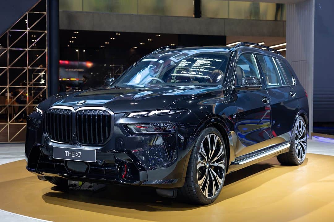 BMW Thailandさんのインスタグラム写真 - (BMW ThailandInstagram)「สัมผัสตัวจริงของ BMW Luxury Class แบบครบทั้งไลน์อัป ไม่ว่าจะเป็น THE NEW 740d, THE i7 และ THE NEW X7 ได้ในงาน Motor Expo 2023 พร้อมให้คุณได้เข้าถึงอีกระดับของสุนทรียภาพแห่งการขับขี่อย่างแท้จริง และรับเอกสิทธิ์พิเศษจาก BMW Excellence Club ที่จะทำให้คุณได้สัมผัสประสบการณ์เหนือระดับกว่าใคร  #BMW #BMWTH #JOYisBMW #สุนทรียภาพแห่งการขับขี่ #THEFUTUREISNOW #MOTOREXPO2023 #THE7 #THEi7 #THEX7」12月9日 19時00分 - bmwthailand
