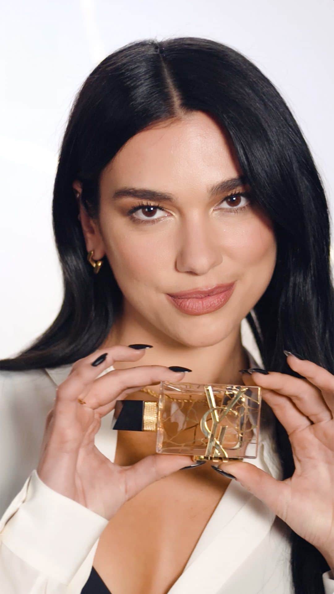 Yves Saint Laurent Beautyのインスタグラム：「@DuaLipa embraces the most jewel-like gift with the new limited edition LIBRE EAU DE PARFUM.  #YSLBeauty #Holidays #DuaLipa」