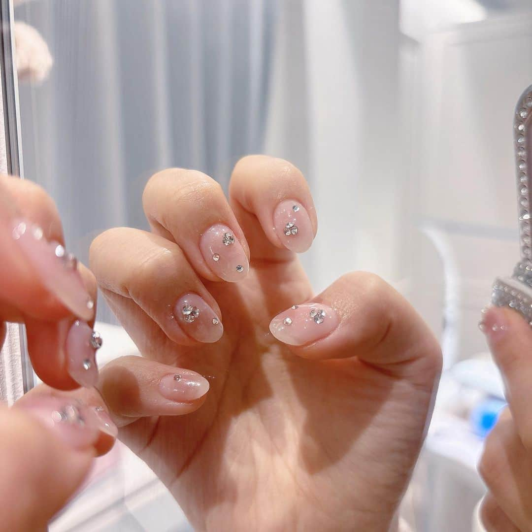 ほのぴすのインスタグラム：「@mizunnail 💅💓  ひさしぶりにすっごくシンプルにしてもらった☺️ ブラウンも少し入った落ち着いたピンク  クリスマスネイルにする気満々だったけど 先に投稿するやつ撮る時に爪だけクリスマスで気まずいから やめた😂😂😂💓  次はどうしようかな〜！！！  #ネイルデザイン #ネイル #ジェルネイル #トレンドネイル #ネイルチップ #みーずんネイル #ねいるでざいん #自由が丘ネイル #自由が丘ネイルサロン #自由ヶ丘 #自由ヶ丘ネイルサロン」