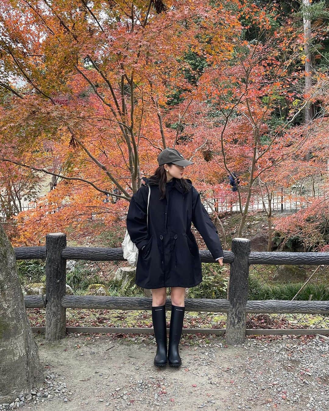 穴井千尋のインスタグラム：「. . 京都と行った時の私服😊 天気予報が雨やったけん、うわ〜雨か〜と思いながら レインブーツ履いて行ったけどずっと曇りだった☁️✨  アウターは去年 @js_relume で買ったものです！ . #私服 #ファッション #洋服 #コーディネート #冬コーデ #帽子 #レインブーツ #fashion #coordinate #coordinate #outfit #wear #rainboots #winterfashion #chr_code」