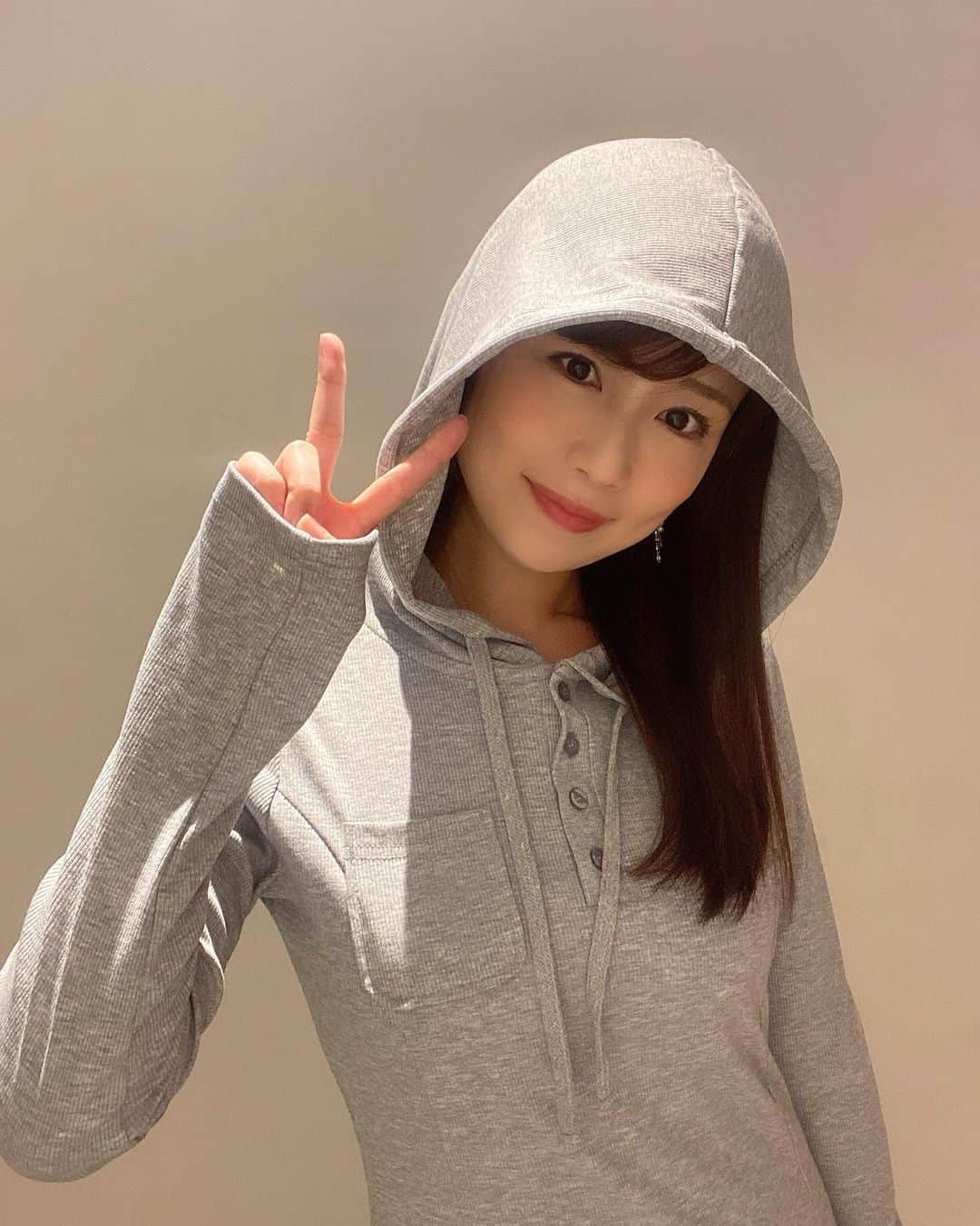 道岡桃子さんのインスタグラム写真 - (道岡桃子Instagram)「なぜか  フードをかぶるのが  とても好きです！  グレーも良いですよね☺️  onepiece→sz2307192121023001 coupon→EBSJP321 試すたび、好きが見つかる。届くたび、好きが増えてく。#SHEINGoodFinds#SHEIN冬の感謝 #SHEINforAll #loveshein #ad #saveinstyle #instagood #followforfollowback #followers #instafashion #ootd #ootdfashion #アナウンサー #アナウンサー衣装 #アナウンサーコーデ #フリーアナウンサー #女子アナ #女子アナコーデ#パーカー #パーカーコーデ #パーカーワンピース」12月9日 18時53分 - momoko_ana