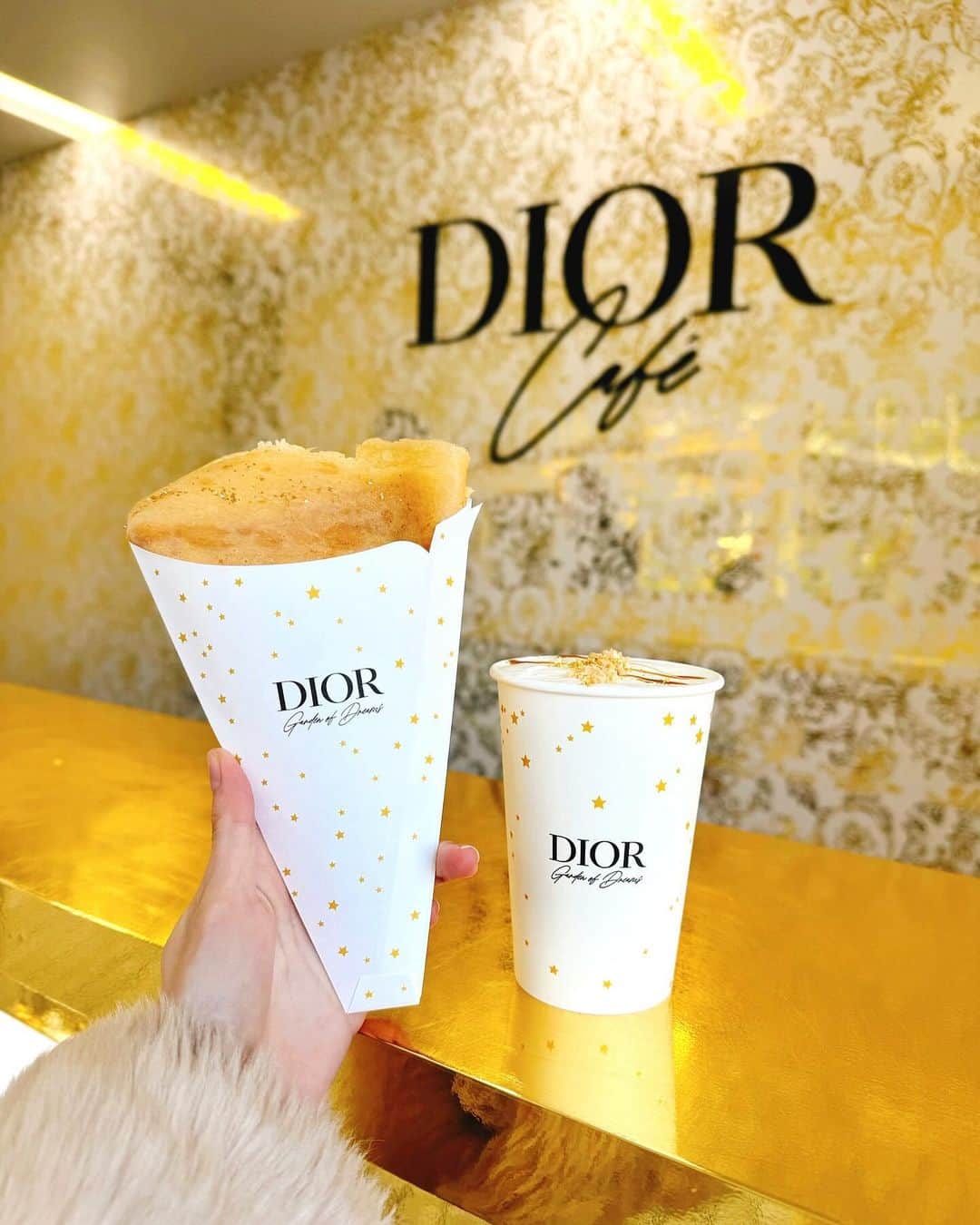 込山榛香のインスタグラム：「Diorクレープ🍫⭐️ ⁡ ⁡ ⁡ 可愛すぎる〜！ ⁡ クレープもドリンクもキラキラしてました✨ ⁡ ⁡ ⁡ 何味だと思いますか？ ⁡ ⁡ ⁡ #Dior #六本木ヒルズ #Diorcafe #Diorpopup #六本木 #クレープ #カフェ巡り #カフェ #ディオール」