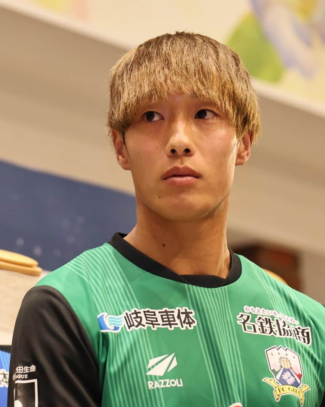 ＦＣ岐阜さんのインスタグラム写真 - (ＦＣ岐阜Instagram)「. 2024シーズンユニフォーム発表  縦のラインは岐阜県伝統文化『鵜飼』で使われる手縄をモチーフにしています💚 シンプルでありながら力強いデザインです😁  ※Jリーグマーク、スポンサー名は2023シーズンのデザインを仮置きしています。 背番号は2024シーズンデザインです。  クラブオフィシャルサイトでは、2024シーズンの新ユニフォームデザイン及び販売概要をご確認いただけます🥰 ぜひチェックしてください！  #fcgifu  #FC岐阜 #RAZZOLI」12月9日 18時57分 - fcgifu