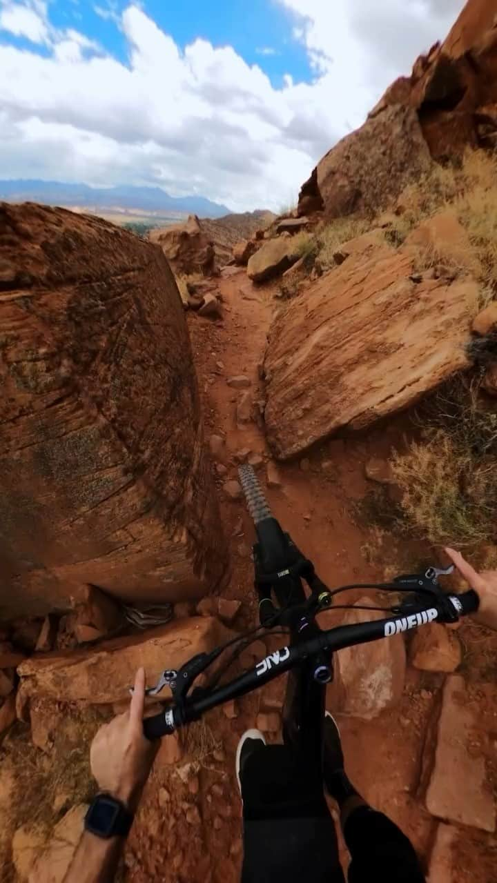 GoProのインスタグラム：「崖縁である事などお構いなし 😤 アメリカの南西地方でダウンヒルを楽しむ #GoProアスリート @remymetailler 🚵‍♀️ #GoProMAX で撮影。  @goprobike #GoPro #GoProJP #GoProMTB #POV #GoProPOV #HyperSmooth #MTB #Bike #アメリカ #ダウンヒル #マウンテンバイク」