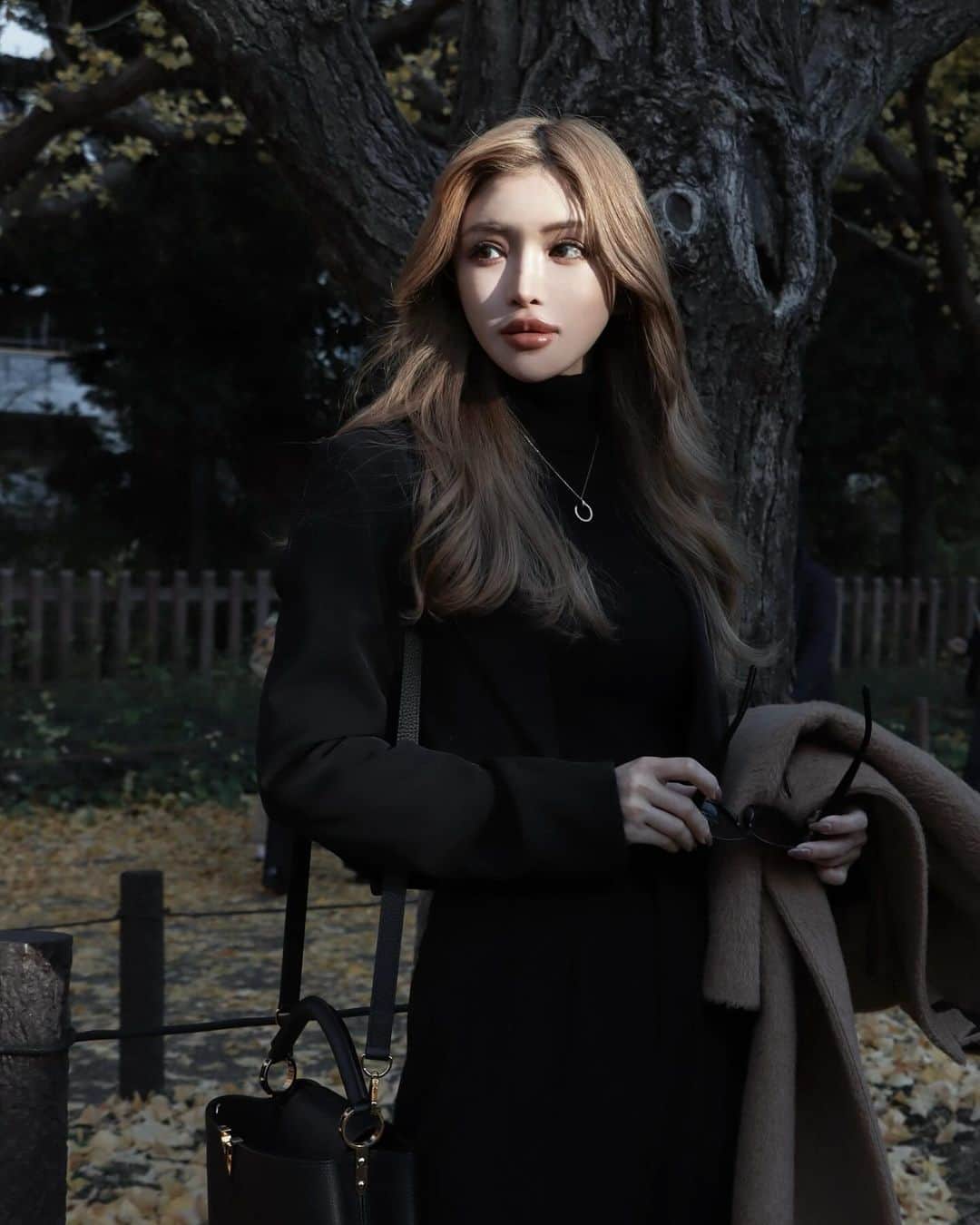 小原優花のインスタグラム：「冬でも大活躍なIRALのジャケット&パンツ🫶🏻🖤 @iral_official   アウターはかっちりめのチェスターやトレンチなどを重ねるのが好きです🥰💕  シワにならない高機能素材を使っているので、食事や移動などで長時間座っていても服のヨレが気になりません！！🥹✨✨  自宅での洗濯にも強く、アイロンいらずでいつでも新品のように着られます！☺️💓  しっかりとした生地感なのにとっても軽量で、周りの方からも特に大好評の名品👏🥺🩷  ジャケットの袖は少し長く作り、パンツはハイウエストなので、着るだけでスタイルアップするように細部にまで形にこだわりました🙏🏻❤️  ブラックとグレージュ♡ IRALオンラインストアで発売中です🙆‍♀️🛒✨」