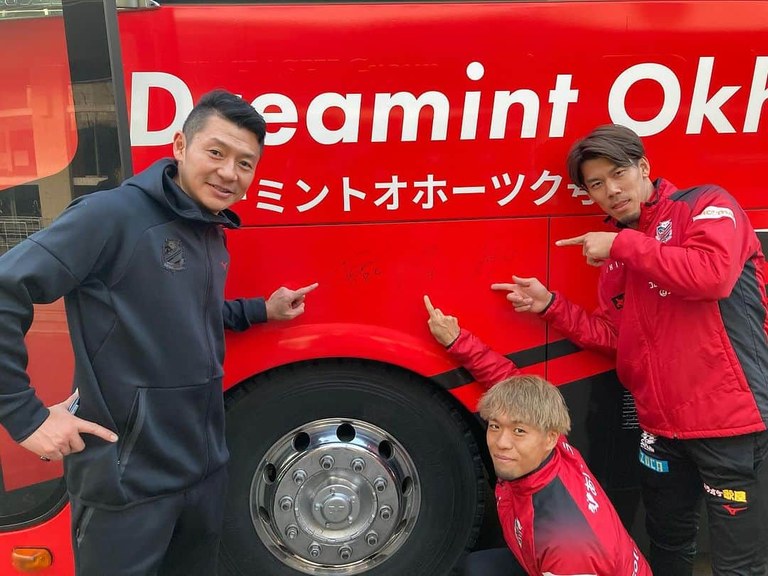 コンサドーレ札幌さんのインスタグラム写真 - (コンサドーレ札幌Instagram)「. CONSADOLE HOKKAIDO TOURS supported by seicomart 🌈道東編1日目🚌  #網走バス 様のご協力もあり、全行程が無事に終了しました。  🏫網走市立潮見小学校 サステナブル×オホーツク トークセッション＆サッカー教室⚽️ #セイコーマート 北見春光店1日店長  #駒井善成 選手、#高木駿 選手、#河合竜二 CRCが網走、北見でたくさんのファン・サポーターの皆さんと触れ合いました。 ありがとうございました。  今夜は、北見で一泊！！  #consadole #コンサドーレ」12月9日 18時58分 - hokkaido_consadole_sapporo