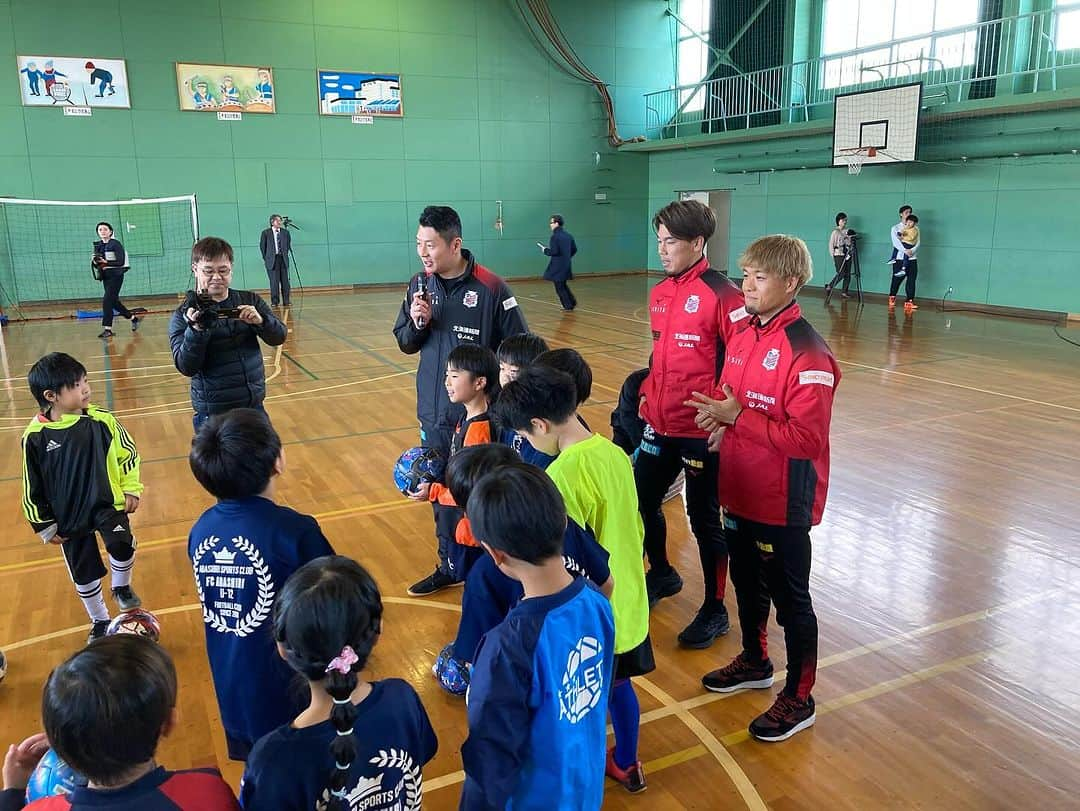 コンサドーレ札幌さんのインスタグラム写真 - (コンサドーレ札幌Instagram)「. CONSADOLE HOKKAIDO TOURS supported by seicomart 🌈道東編1日目🚌  #網走バス 様のご協力もあり、全行程が無事に終了しました。  🏫網走市立潮見小学校 サステナブル×オホーツク トークセッション＆サッカー教室⚽️ #セイコーマート 北見春光店1日店長  #駒井善成 選手、#高木駿 選手、#河合竜二 CRCが網走、北見でたくさんのファン・サポーターの皆さんと触れ合いました。 ありがとうございました。  今夜は、北見で一泊！！  #consadole #コンサドーレ」12月9日 18時58分 - hokkaido_consadole_sapporo