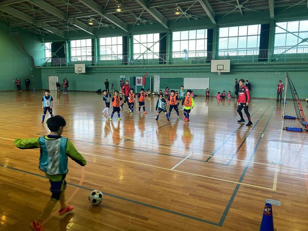 コンサドーレ札幌さんのインスタグラム写真 - (コンサドーレ札幌Instagram)「. CONSADOLE HOKKAIDO TOURS supported by seicomart 🌈道東編1日目🚌  #網走バス 様のご協力もあり、全行程が無事に終了しました。  🏫網走市立潮見小学校 サステナブル×オホーツク トークセッション＆サッカー教室⚽️ #セイコーマート 北見春光店1日店長  #駒井善成 選手、#高木駿 選手、#河合竜二 CRCが網走、北見でたくさんのファン・サポーターの皆さんと触れ合いました。 ありがとうございました。  今夜は、北見で一泊！！  #consadole #コンサドーレ」12月9日 18時58分 - hokkaido_consadole_sapporo