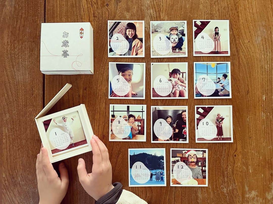 穴吹愛美さんのインスタグラム写真 - (穴吹愛美Instagram)「。 毎年 @okuru_calendar さんで つくっている カレンダー。。 今年は 年末の挨拶用に 作りました。。  お歳暮に 子供たちとの 思い出をカレンダーにして 帰省したいと思っています。。  今年はボックスタイプと A3のリングタイプのものと 木製バーのスリムタイプのものを 注文しました。。  みなさんも 年末の挨拶に是非。。  10%オフクーポン mmhmm54324 クーポン有効期限 2024/3/31まで ↑ 是非つかってください。。  2023年末まで お得な早割りもしています。。  #こども#暮らし#日々#子育て#初歌#OKURU#ふぉ歳暮#お歳暮#お歳暮ギフト#カレンダー#PR」12月9日 18時59分 - mmhmm5638