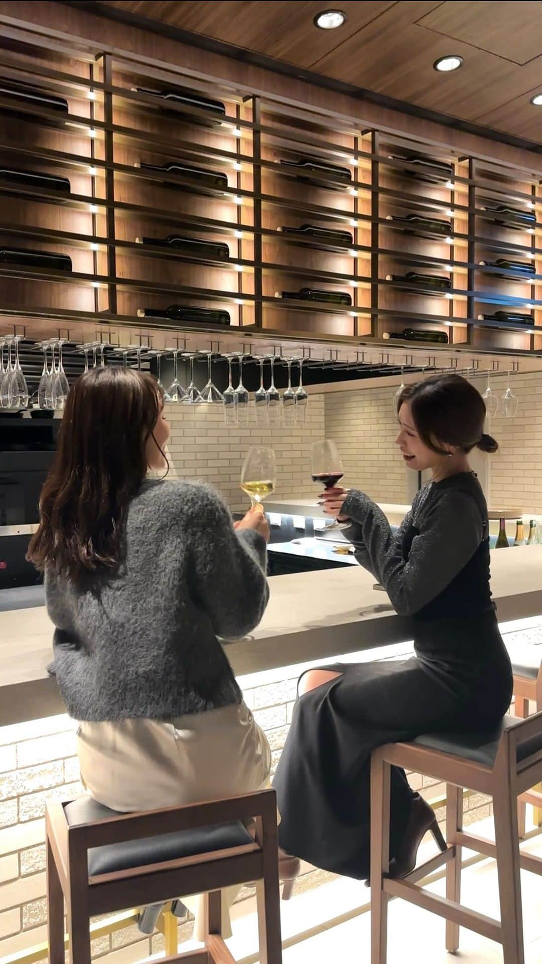 石黒美帆のインスタグラム：「⁡徒歩圏内にスーパー、飲食店、美術館‥ と暮らすように過ごす事が出来る立地にある @blisstia_hakone 。🌿 目の前がコンビニなのも何かと助かる‥！ ⁡ ホテルに大浴場が付いていて温泉が楽しめるのだけど 露天風呂付きの客室もあって 女子旅はもちろん小さな子連れの家族も安心です🫶🏻 ⁡ のんびりゆっくり過ごす事が出来て居心地よかった♡♡ ⁡ お部屋のTVが大画面だったので @shizuka.watanabe とお酒を持ち込んで🥂 夜な夜なオーディション番組見てました🫣 ⁡ ⁡ ⁡ #ブリスティア箱根仙石原#PR #箱根#箱根旅行#箱根旅#BLISSTIA箱根仙石原#国内旅行#露天風呂付き客室#箱根レストラン#ホテル巡り#ホテル好き#ホテルステイ」