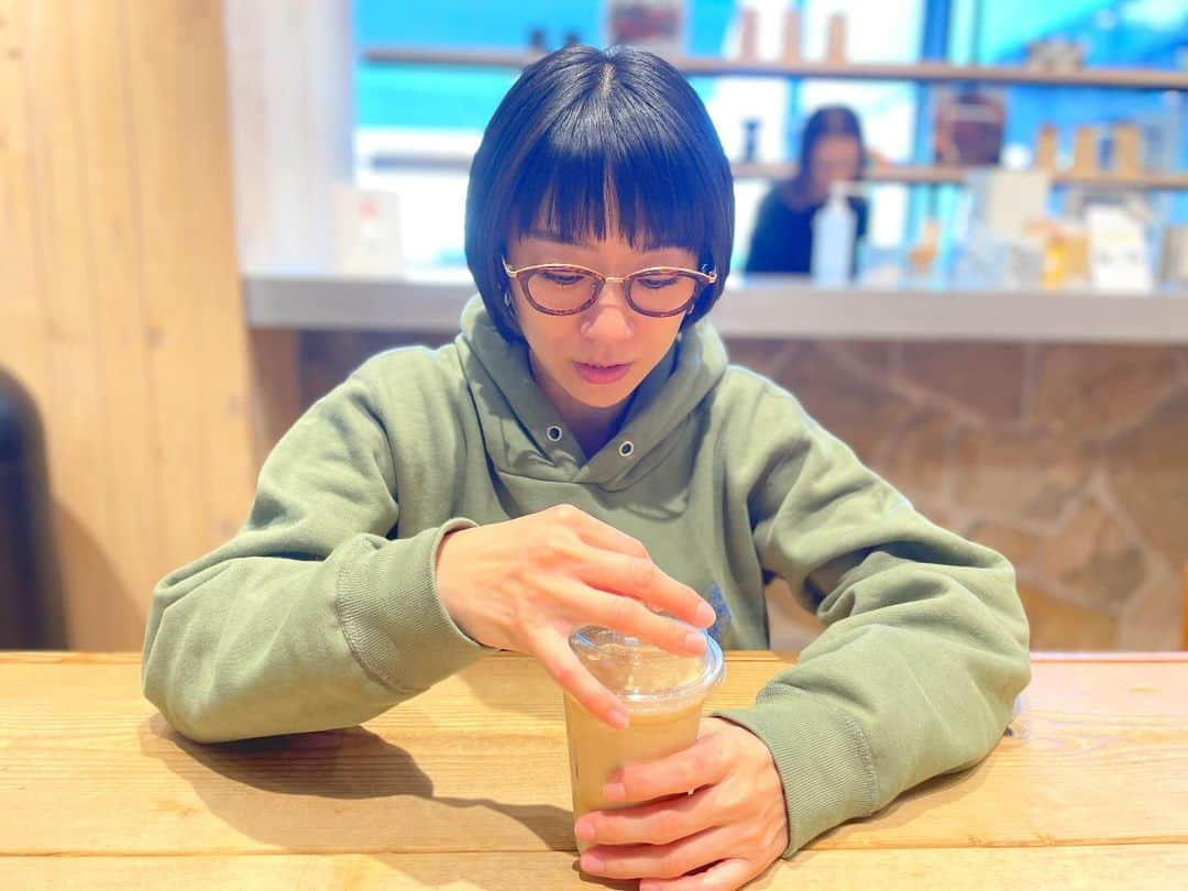 時東ぁみさんのインスタグラム写真 - (時東ぁみInstagram)「👶🏻が寝てる間にカフェタイム♡ ・ 起きててもいいんだけど、最もゆっくり…と思うと寝てる時だよねw ワンオペも嫌いじゃなくて可愛くて幸せなんだけど、続くとふーーーっと一息入れたい時もあります！ ・ 癒されすぎて最後は半目になってもたーーーw ・ #時東ぁみ #ママ #息子 #ワンオペ #楽しい #幸せ #休憩 #休みも必要 #カフェタイム #半目」12月9日 19時09分 - amitokito