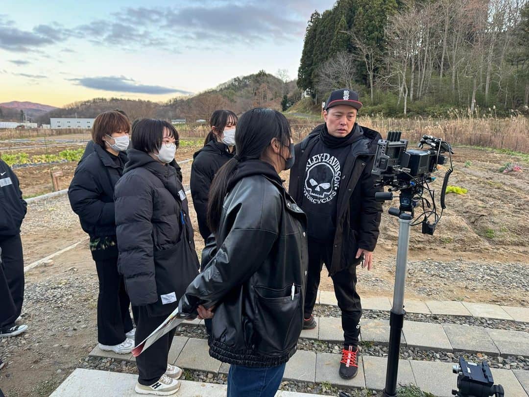 キャプテン★ザコさんのインスタグラム写真 - (キャプテン★ザコInstagram)「【監督続報】 福島にて撮影を進めている初監督作品 #不変のアンスリウム　の撮影がオールアップしました🙌  自分にとっても新たな仕事で分からないことが沢山ある中、皆さんと一緒に作品作りをする事が出来て本当に感謝です🤲  ネタやらロケやら色々テレビはお邪魔させてもらいましたが、こんな形でテレビに出るのは初ですwww  まだまだやる事盛りだくさんですが、引き続き一丁やってきます！ またどこで見られるとか分かり次第、発表させてもらいます🙇‍♂️  https://news.yahoo.co.jp/articles/8210dad2d7df2c1856706f09737ce5b0a2d83bf5  #福島県 #映画 #初監督 #川内村 #川俣町 #映画好きと繋がりたい #ハートフルコメディ」12月9日 19時08分 - captainzako