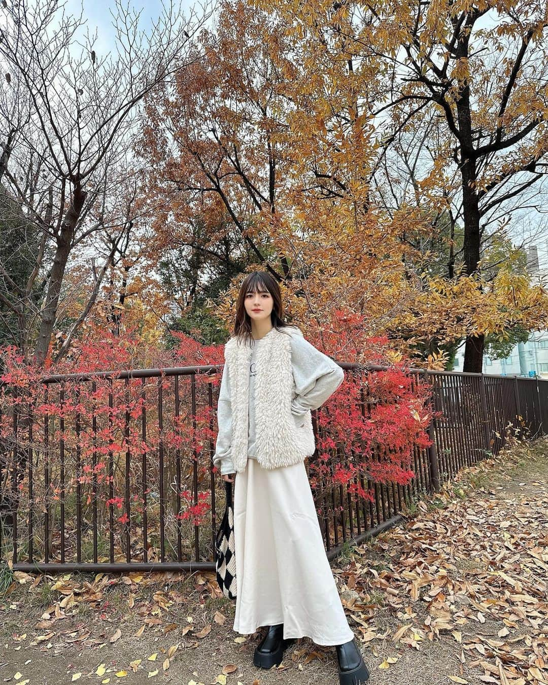 marikoさんのインスタグラム写真 - (marikoInstagram)「＊ . 12月なのにアウターなしでもいけた😂！  公園の葉っぱが紅葉してて綺麗だったよ🍁  スカート&ブーツ　@grl_official   . ＊ #ootd#outfit#mari_code#fashion#grl#グレイル#ママコーデ」12月9日 19時08分 - marinstgm