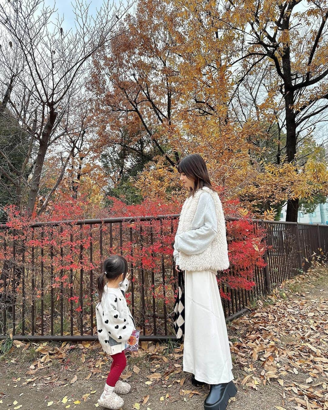 marikoさんのインスタグラム写真 - (marikoInstagram)「＊ . 12月なのにアウターなしでもいけた😂！  公園の葉っぱが紅葉してて綺麗だったよ🍁  スカート&ブーツ　@grl_official   . ＊ #ootd#outfit#mari_code#fashion#grl#グレイル#ママコーデ」12月9日 19時08分 - marinstgm