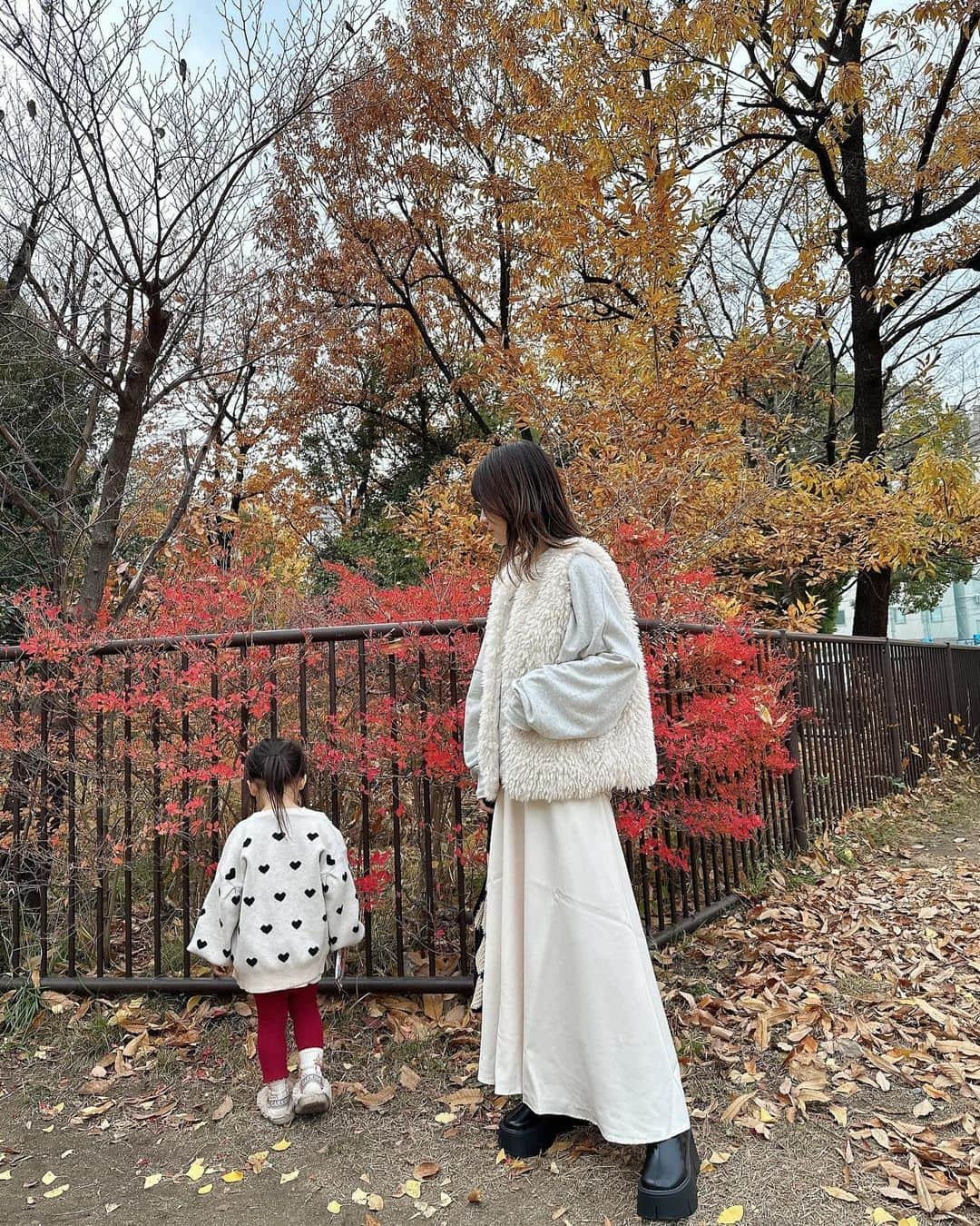 marikoさんのインスタグラム写真 - (marikoInstagram)「＊ . 12月なのにアウターなしでもいけた😂！  公園の葉っぱが紅葉してて綺麗だったよ🍁  スカート&ブーツ　@grl_official   . ＊ #ootd#outfit#mari_code#fashion#grl#グレイル#ママコーデ」12月9日 19時08分 - marinstgm