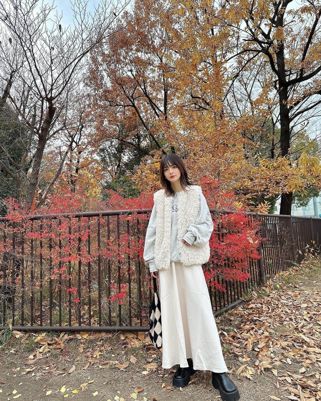marikoのインスタグラム：「＊ . 12月なのにアウターなしでもいけた😂！  公園の葉っぱが紅葉してて綺麗だったよ🍁  スカート&ブーツ　@grl_official   . ＊ #ootd#outfit#mari_code#fashion#grl#グレイル#ママコーデ」