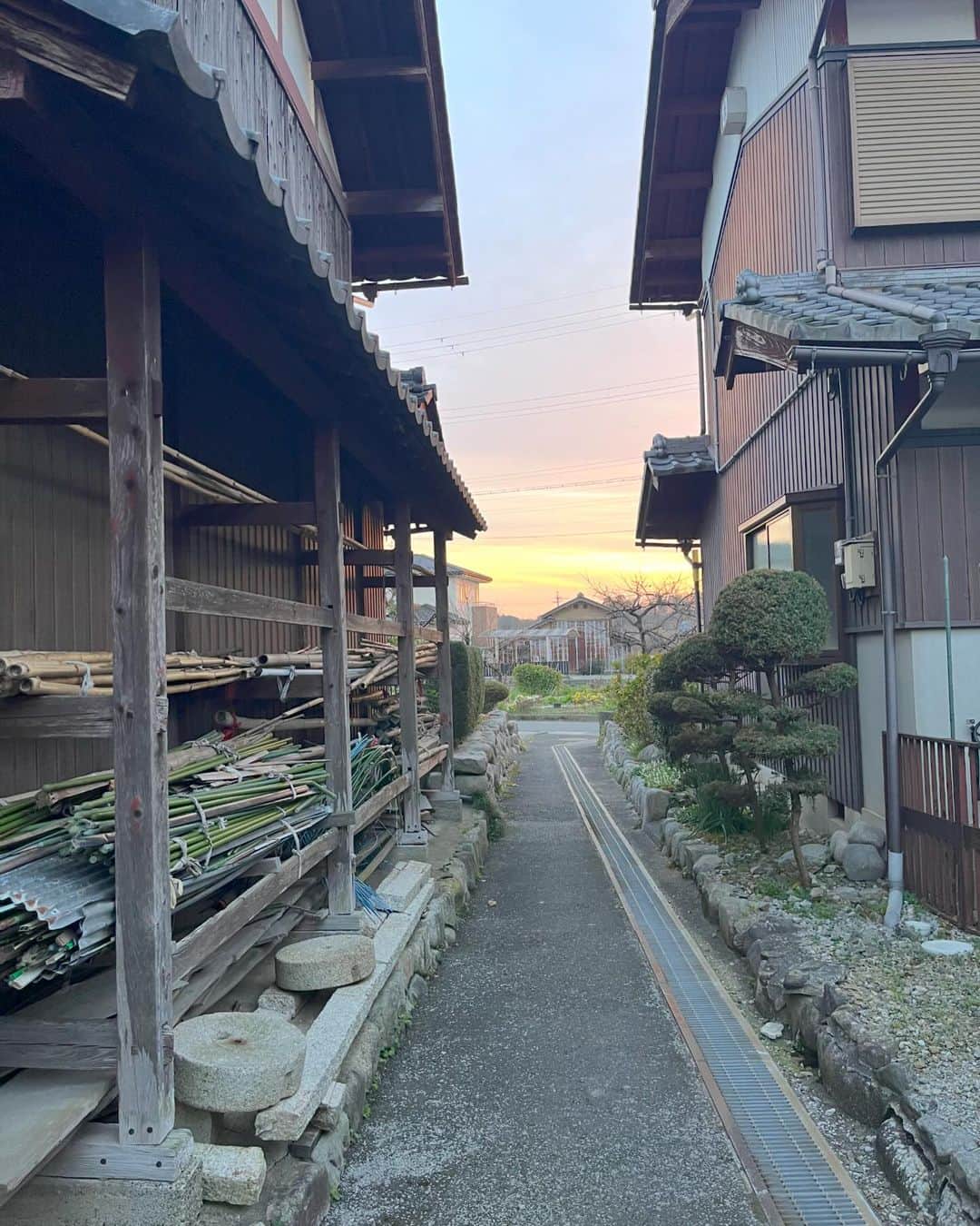 西澤由夏さんのインスタグラム写真 - (西澤由夏Instagram)「親戚に会いに滋賀県へ！  どこを切り取っても、空が広い☁️  フォトエッセイにも書いた、 思い出の景色が広がっています✨」12月9日 19時08分 - yknszw