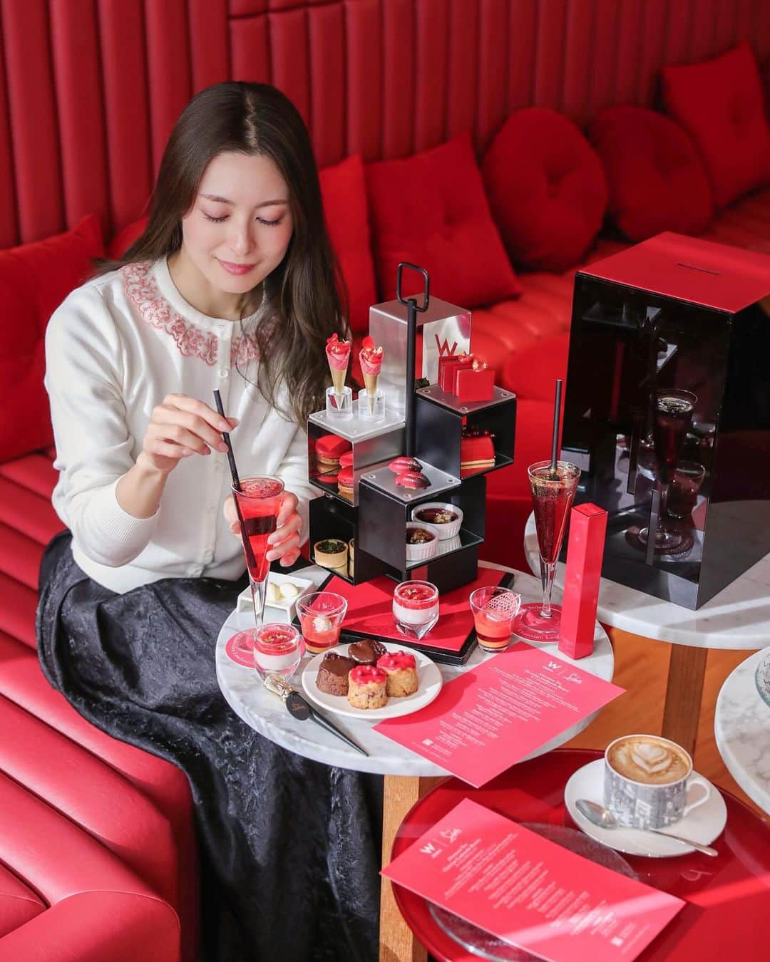 ASUKAさんのインスタグラム写真 - (ASUKAInstagram)「. ルブタンコラボアフタヌーンティー可愛かったな💋  この日のコーデは少し甘めで🤍  綿×カシミアの程よい肉厚な生地でトップス使いにもしやすいカーディガン🫶  上質な素材なので甘めデザインも大人っぽく着れちゃう✨  クリスマスカードも可愛いかったよ🎄 プレゼントにも素敵🎁  cardigan… @caprino_jp  skirt… @lagunamoon_com   #pr #caprino #カプリーノ#カーディガン #クリスマスコーデ #sサイズコーデ」12月9日 19時02分 - a.asuka.a