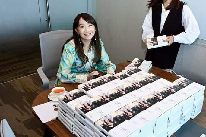 アグネス・チャンさんのインスタグラム写真 - (アグネス・チャンInstagram)「Did a book signing event yesterday. It was a warm and encouraging gathering. 新刊「心に響いた人生50の言葉」の香港版のサイン会が昨日行われました。とっても楽しかったです。」12月9日 19時03分 - agneschan1