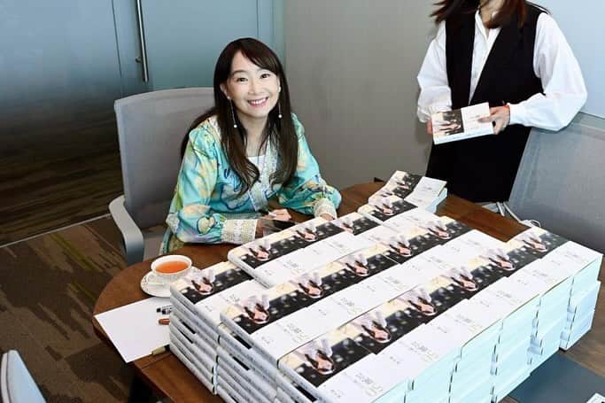 アグネス・チャンのインスタグラム：「Did a book signing event yesterday. It was a warm and encouraging gathering. 新刊「心に響いた人生50の言葉」の香港版のサイン会が昨日行われました。とっても楽しかったです。」