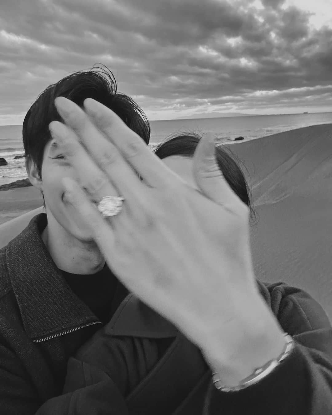 山賀琴子さんのインスタグラム写真 - (山賀琴子Instagram)「YES💍🤍✨  誰もいない海ってロマンチックだよね。 ありがとう🤍🤍🤍」12月9日 19時04分 - kotokoyamaga