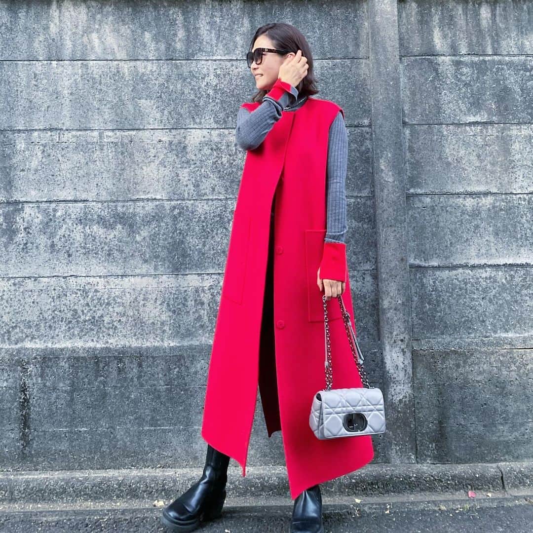 lady.junjunのインスタグラム：「. ❤️🩶 真っ赤なジレ @adore_jp  . ニット @cinoh_official  @cinoh_omotesando   #アドーア #cinoh」