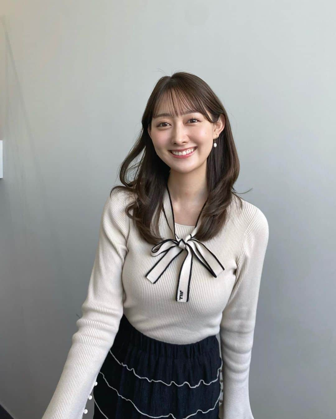 森山みなみのインスタグラム：「.  今週も羽鳥慎一モーニングショーをご覧いただき、ありがとうございました。  あたたかい週末ですね！ ダウンを着ていたら汗ばむ程…🥵  胸元のタイを結んでリボンに🎀 @jillbyjillstuart_official  のロゴ入りでかわいかったです☺︎  良い週末をお過ごしください。 来週も宜しくお願いいたします☀️   #テレビ朝日 #羽鳥慎一モーニングショー #モーニングショー #アナウンサー  #森山みなみ  #衣装」