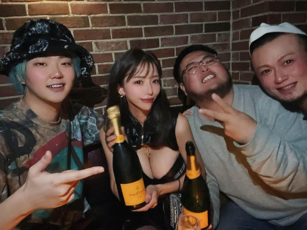 ちゃんうさのインスタグラム：「そういえば先日、夜遊びした。にやり いつもありがとうー！！！  #大阪 #ミナミ #難波 #心斎橋 #ミナミバー #ちゃんうさ #チャンピヨン #バーチャンピヨン #にやり #夜遊び #コスプレ #コスプレ女子 #ナイトクラブ #japanesegirl #champagne #osaka #nightclub #BAR #niyari」