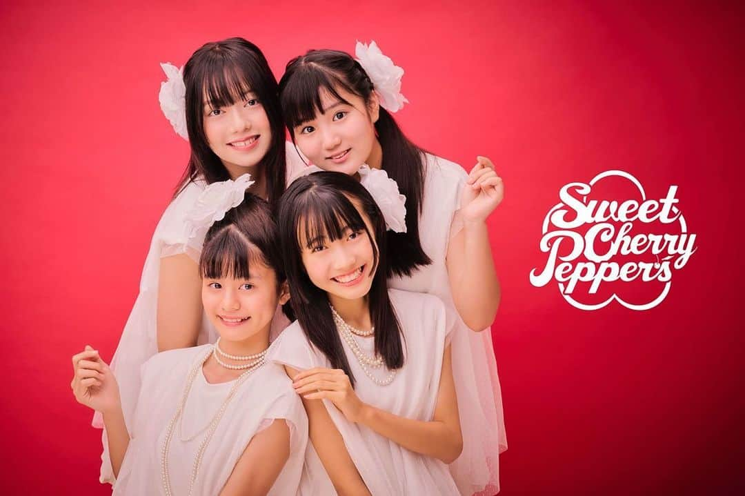 東恩納瑠花のインスタグラム：「🍒sweet cherry pepper's🌶️  1周年記念限定アー写です♥️ 2023年12月18日に結成1周年を迎えます🙌🏻🎂 いつも応援していただき有難うございます!!  今日の5人姉妹のレストラン 来て頂いた方ありがとうございました🍽️✨るかのサラダ🥗は 沖縄野菜のゴーヤ、黄金芋、ハンダマ、まるオクラを取り入れました😙 どうだったかな❔🤗 4女はあのんちゃんでした🤭 歳と年齢的に言えば、次女になるのかな❔🧐楽しかったです💗  そして❕🌟 明日は結成１周年記念ライブ🎤です💞🙌🏻ラビラブ曲、チェリーチェリ曲、ソロ曲と満載です🤩 是非遊びに来て下さい😆 詳しくはscpのXチェックしてね❕ るか🍒  #japan #沖縄 #okinawa #sweetcherrypeppers   #モデル #アイドル #idol #美少女図鑑 #沖縄美少女図鑑 #colors沖縄」