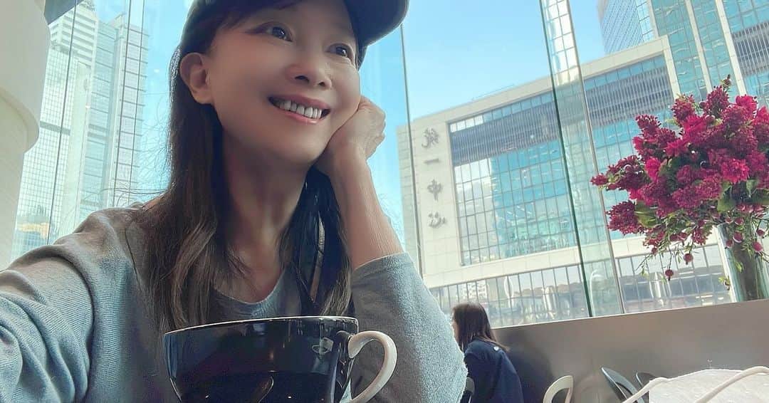 アグネス・チャンのインスタグラム：「あまり一人で映画見ることはないですが。友達に強く勧められて、優待券もくれて、見に行きました。映画を見る前に一人でカプチーノ。」
