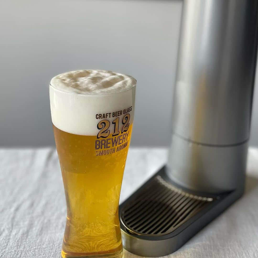 212 KITCHEN STOREさんのインスタグラム写真 - (212 KITCHEN STOREInstagram)「【美味しい一杯を🍺】 『スタンドビールサーバー 限定ガンメタリックカラー』 ━━━━━━━━━━━━━━━━━━━━ このビールサーバーを使えば、おウチビール🍺は、もっと美味しくなります！  ビールの美味しさのひとつ〝泡〟 超音波が生み出す、きめ細かいクリーミーな泡を作り出すことができます！ うまいビールの証「ミスティバブルス」  充電式だから、場所を選ばずアウトドアにもお使いいただけます。 これからの季節、おウチパーティーでも大活躍です。  使い方も簡単！缶ビール、瓶ビールに対応しています。 保冷剤をセットして使えるので、冷たいビールをお愉しみいただけます。  限定カラーのガンメタリックも、素敵ですよね😍  　 ※在庫が流動的なため、欠品の場合がございます。 ※一部、お取り扱いのない店舗がございます。  ▼ストアリンクはプロフィールから! @212_kitchen_store ━━━━━━━━━━━━━━━━━━━ #212kitchenstore#212キッチンストア#212kitchen#212キッチン#スタンドビールサーバー#泡#クリーミー#パーティー#アウトドア#🍺」12月9日 19時06分 - 212_kitchen_store