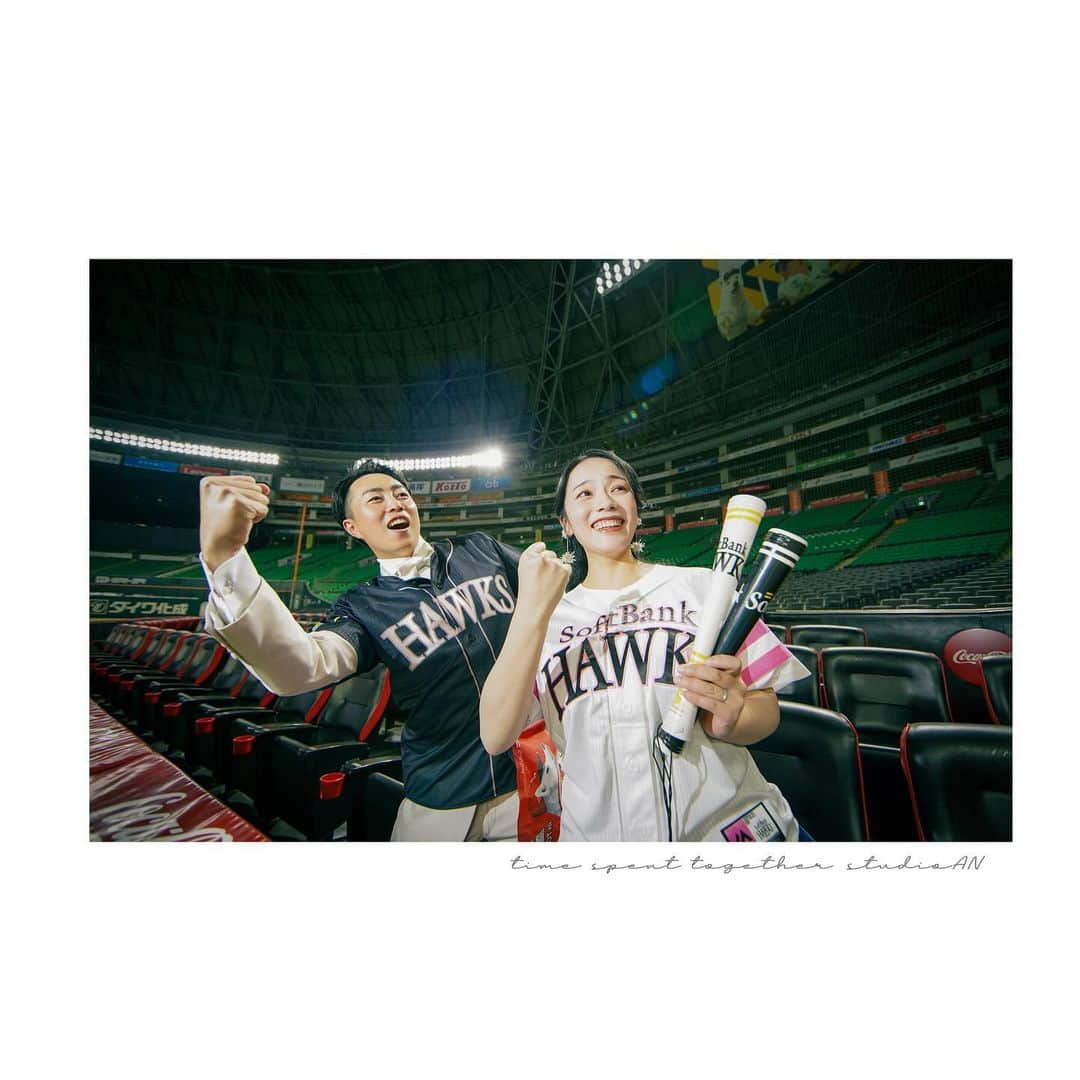 スタジオANさんのインスタグラム写真 - (スタジオANInstagram)「paypayドームでフォトウェディング ❕⚾️  野球、HAWKSが好きなおふたり♡  ユニホームも色とりどりで可愛い🌈  photograper : satsuma @shusatsuma.deco.ph  hairmake : kaneko ______________________________  studio AN  福岡県福岡市中央区大名2丁目1-35 トライエント山崎ビル5F  tel : 092-738-6677 営業時間 : 10:00~19:00 _____________________________  #スタジオAN #撮る結婚式 #d_weddingphoto  #デコルテウエディング #フォトウェディング #ウェディングフォト #前撮り #結婚写真  #結婚式前撮り #結婚式準備  #福岡花嫁 #九州花嫁 #ドレス #ウェディングドレス #新作ドレス #おしゃれ花嫁」12月9日 19時17分 - studio_an