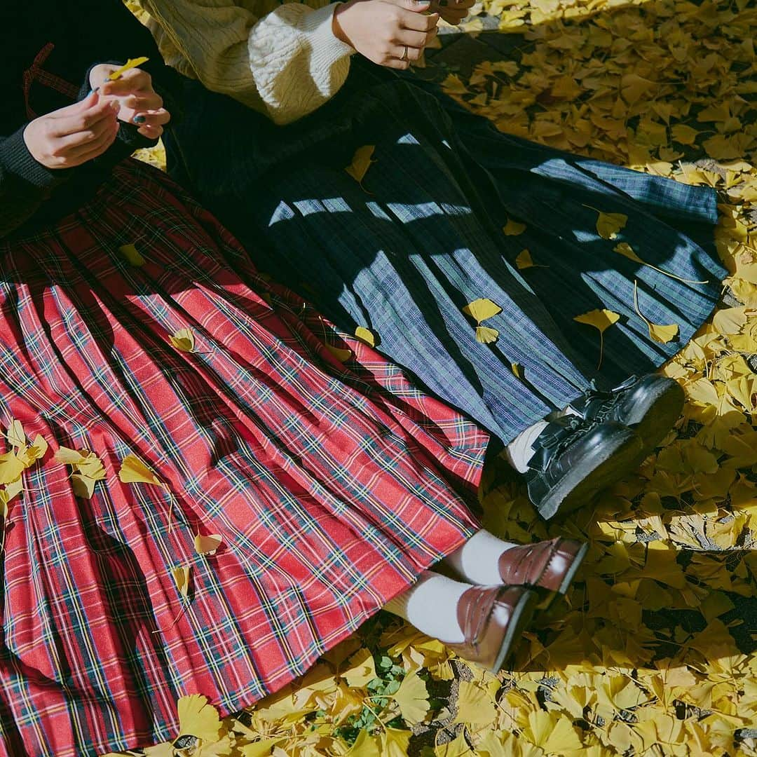 kutir / クティールさんのインスタグラム写真 - (kutir / クティールInstagram)「【クティールとレトロ12月アイテム🍂】  ZOZOTOWNとSHOPLISTにて 12月14日発売スタート🚩  🔍994273 🍎チェックプリーツスカート price:4,995（taxin） color:red,gree,blue size:F  kutir_plus #kutir #クティールとレトロ#レトロ #レトロコーデ#古着 #ヴィンテージガーリー #ヴィンテージ #昭和レトロ #ガーリーコーデ #昭和レトロ #レトロかわいい #zozotown購入品 #Z0Z0 #秋コーデ #プチプラコーデ #着回しコーデ #秋カラー #二枚襟 #チェックワンピース #ワンピース好きな人と繋がりたい #秋コーデ  #カラーコーデ  #ワンピースコーデ  #喫茶店 #レトロガール #純喫茶 #純喫茶巡り #喫茶店好きな人と繋がりたい #プリーツ #プリーツスカート #チェックスカート」12月9日 19時18分 - kutir_ladies