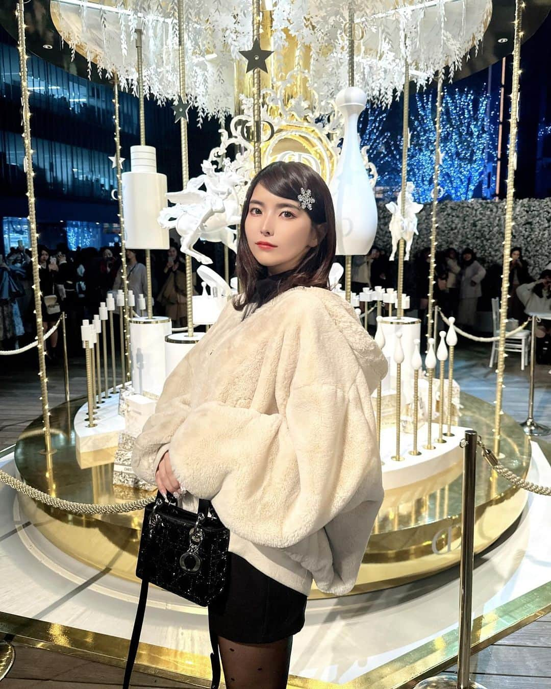 ききまるのインスタグラム：「Dior♡ . . 六本木ヒルズ行ってきた🫶 私っておでこ狭い🤣❄️ おでこ求む！ . . クリスマスネイルは @aries_ebisu で💅✨ . マツエクandマツパと同時施術可能なサロンは貴重♡ ネイリストさんと終始相談しながらデザインを決めました✨ . アクセサリーしてなくてもキラキラしてて幸福度上がる🫶 . . #クリスマスネイル　#クリスマスネイルデザイン #クリスマスネイル2023 #六本木ヒルズ　#六本木ヒルズクリスマス #diorポップアップ #dior #diorbag #レディディオール #冬コーデ　#白コーデ　#もこもこコーデ　#ディオールイベント　#ガーデンオブドリームズ #ディオールカフェ　#diorcafe #diorカフェ」