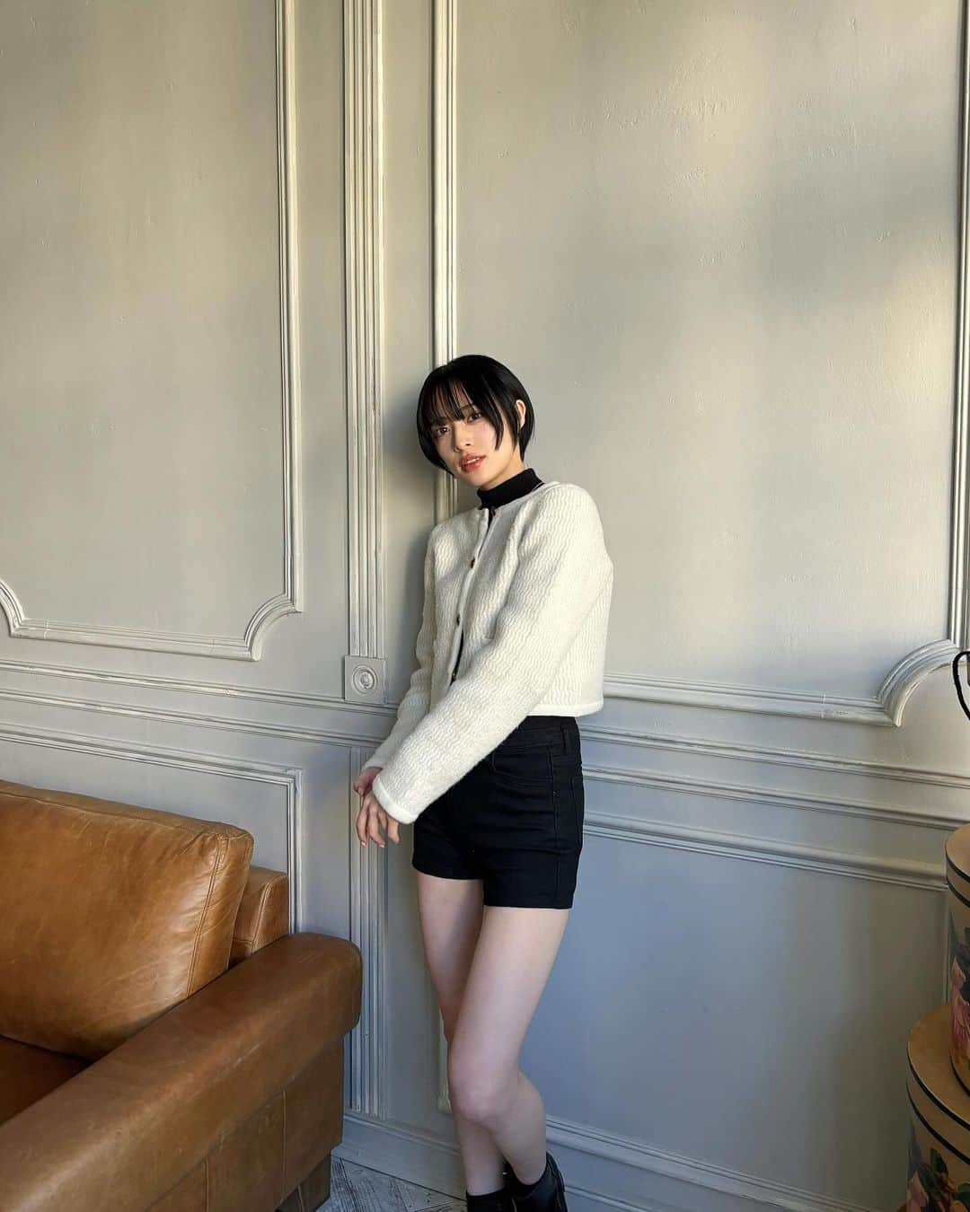 きょうかのインスタグラム：「珍しく足出してたら風邪引いた #ショートパンツコーデ #shein #ニットジャケット #frayid #モノトーンコーデ #ショートヘア #黒髪ショート #レイヤーカット」