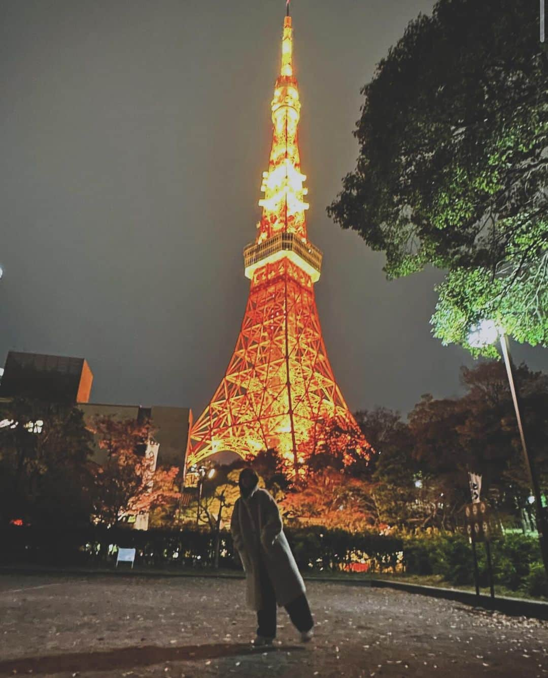 小池里奈のインスタグラム：「🗼  朝ごはん食べて陶芸してひたすら散歩した日。 東京タワーってよく見るとやっぱり綺麗ですね！ 真っ赤で迫力あった❤️  ふぁみりー(私のファンクラブの皆さん)はみんな体調不良が続出していて…、インスタのみんなは大丈夫ですか？？？  寒くなったり暖かくなったり体調崩しやすいよね🥲 手洗いうがいしっかりして水分補給もして気をつけてね🦥」