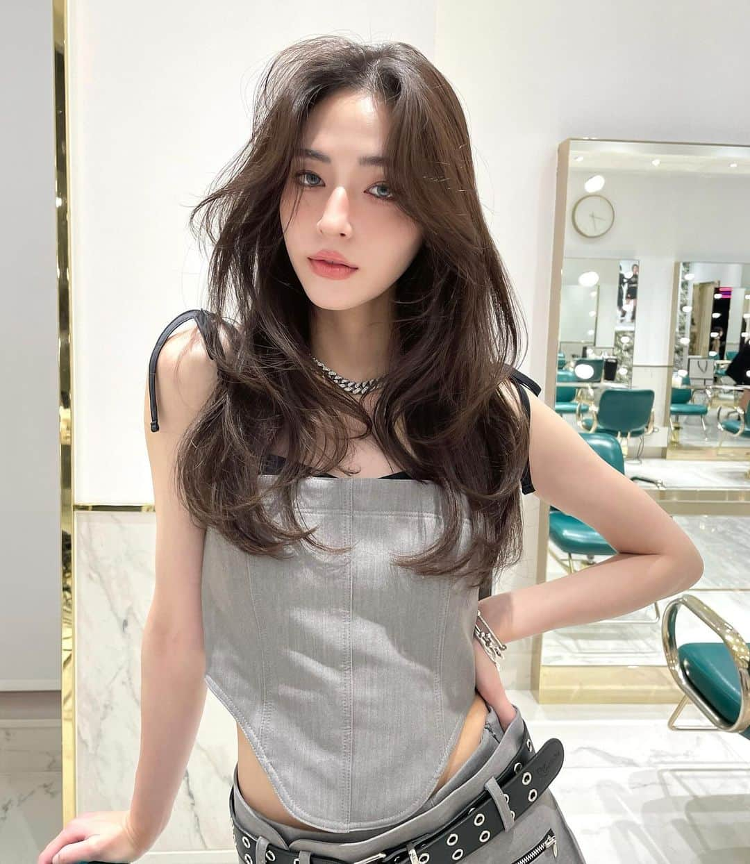 原涼香のインスタグラム：「🖤🆕韓国の子みたいな色気のあるヘアに🎀🖤 みちるちゃんのレイヤーカットにグレージュ🩶 大人気トレンドのスタイルですദ്ദി˶ｰ̀֊ｰ́ )✧‧₊˚ ㅤㅤㅤㅤㅤㅤㅤㅤㅤㅤㅤㅤㅤ  🎀韓国HAIR STYLE MENU🎀 ㅤㅤㅤㅤㅤㅤㅤㅤㅤㅤㅤㅤㅤ ☑︎カット　7,400yen ワンカールだけでも可愛くキマるこだわりレイヤーカット🩶 朝のスタイリングが本当に時短になります⏰ ㅤㅤㅤㅤㅤㅤㅤㅤㅤㅤㅤㅤㅤ ☑︎プレミアムケアカラー　　9,200yen〜 枝毛切れ毛を98.6%防ぐお薬で 盛れるツヤツヤダークトーン🩶 ㅤㅤㅤㅤㅤㅤㅤㅤㅤㅤㅤㅤㅤ ☑︎HITAトリートメント　　7,900yen〜 韓国人の子みたいな憧れのツヤ髪はHITAトリートメントでGETできます🩶✨ ㅤㅤㅤㅤㅤㅤㅤㅤㅤㅤㅤㅤㅤ  ㅤㅤㅤㅤㅤㅤㅤㅤㅤㅤㅤㅤㅤ🎀人気MENU🎀 ☑︎カット+プレミアムケアカラー　18,800yen〜 ㅤㅤㅤㅤㅤㅤㅤㅤㅤㅤㅤㅤㅤ ☑︎カット+プレミアムケアカラー+トリートメント　24,800yen〜 ㅤㅤㅤㅤㅤㅤㅤㅤㅤㅤㅤㅤㅤ  　ㅤㅤㅤㅤㅤㅤㅤㅤㅤㅤㅤㅤㅤ 盛れるトレンドヘアは是非お任せください🫶🏻💞 ㅤㅤㅤㅤㅤㅤㅤㅤㅤㅤㅤㅤㅤ  ㅤㅤㅤㅤㅤㅤㅤㅤㅤㅤㅤ ㅤㅤㅤㅤㅤㅤㅤㅤㅤㅤㅤㅤㅤ ご予約はリンクから🫶🏻🔗 ㅤㅤㅤㅤㅤㅤㅤㅤㅤㅤㅤㅤㅤㅤㅤㅤㅤㅤㅤㅤㅤㅤㅤㅤㅤㅤ ㅤㅤㅤㅤㅤㅤㅤㅤㅤㅤㅤㅤㅤ  #SHIMA#韓国ヘア#韓国スタイル#レイヤーカット#ワンホンヘア#ワンホン#ダークトーン#網紅#初カラー#暗髪#ベージュカラー#ラベンダーカラー#グレージュ#オリーブカラー#透明感カラー#銀座美容院#銀座美容室#美容師#시스루뱅#레이어드컷#koreanhair」