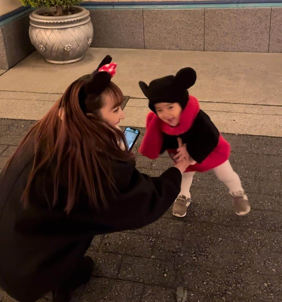 神田咲凛さんのインスタグラム写真 - (神田咲凛Instagram)「初めての東京ディズニーシー🏰❤️ クリスマスディズニーなんて何年ぶりだろう🎄  ミッキーとミニーで行ったよ🫶  . . . . . . . . . . . . . . . . . . . . . #東京ディズニーランド #東京ディズニー#ディズニーコーデ #ディズニーランド #ディズニー写真部 #子連れディズニー #子連れディズニーレポ #赤ちゃん連れディズニー　#赤ちゃんのいる生活 #赤ちゃんのいる暮らし #赤ちゃんとお出かけ #令和4年ベビー #1歳女の子 #女の子ベビー #ディズニー部 #親子コーデ #親子リンクコーデ #母娘コーデ #ママライフ#ママファッション#ファーストディズニー#初ディズニー#ディズニーコスプレ #ディズニーシー#東京ディズニーシー#ディズニーシーコーデ #クリスマスディズニー　#ディズニー写真部」12月9日 19時21分 - t12345vxq