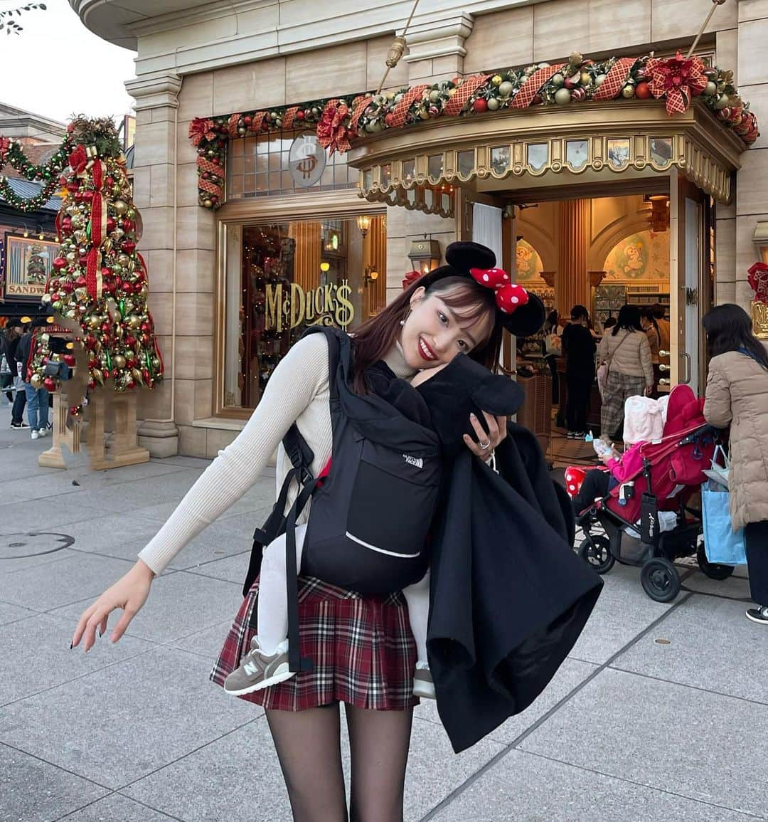 神田咲凛さんのインスタグラム写真 - (神田咲凛Instagram)「初めての東京ディズニーシー🏰❤️ クリスマスディズニーなんて何年ぶりだろう🎄  ミッキーとミニーで行ったよ🫶  . . . . . . . . . . . . . . . . . . . . . #東京ディズニーランド #東京ディズニー#ディズニーコーデ #ディズニーランド #ディズニー写真部 #子連れディズニー #子連れディズニーレポ #赤ちゃん連れディズニー　#赤ちゃんのいる生活 #赤ちゃんのいる暮らし #赤ちゃんとお出かけ #令和4年ベビー #1歳女の子 #女の子ベビー #ディズニー部 #親子コーデ #親子リンクコーデ #母娘コーデ #ママライフ#ママファッション#ファーストディズニー#初ディズニー#ディズニーコスプレ #ディズニーシー#東京ディズニーシー#ディズニーシーコーデ #クリスマスディズニー　#ディズニー写真部」12月9日 19時21分 - t12345vxq