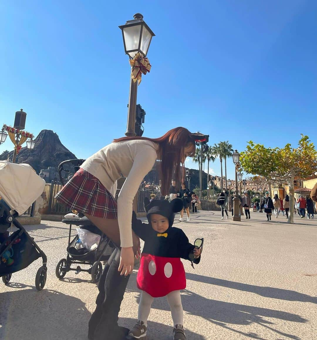 神田咲凛さんのインスタグラム写真 - (神田咲凛Instagram)「初めての東京ディズニーシー🏰❤️ クリスマスディズニーなんて何年ぶりだろう🎄  ミッキーとミニーで行ったよ🫶  . . . . . . . . . . . . . . . . . . . . . #東京ディズニーランド #東京ディズニー#ディズニーコーデ #ディズニーランド #ディズニー写真部 #子連れディズニー #子連れディズニーレポ #赤ちゃん連れディズニー　#赤ちゃんのいる生活 #赤ちゃんのいる暮らし #赤ちゃんとお出かけ #令和4年ベビー #1歳女の子 #女の子ベビー #ディズニー部 #親子コーデ #親子リンクコーデ #母娘コーデ #ママライフ#ママファッション#ファーストディズニー#初ディズニー#ディズニーコスプレ #ディズニーシー#東京ディズニーシー#ディズニーシーコーデ #クリスマスディズニー　#ディズニー写真部」12月9日 19時21分 - t12345vxq