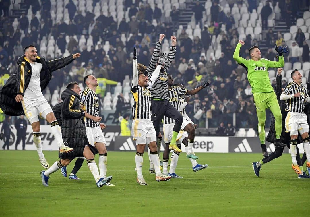 フィリップ・コスティッチさんのインスタグラム写真 - (フィリップ・コスティッチInstagram)「A good home win and another clean sheet to go to the top of Serie A! Let’s keep going 🤍✨🖤  #JuveNapoli | #SerieA | #WSA」12月9日 19時22分 - filipkostic