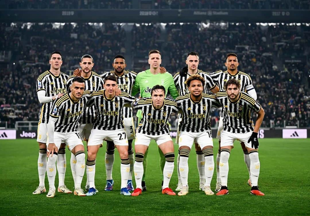 フィリップ・コスティッチのインスタグラム：「A good home win and another clean sheet to go to the top of Serie A! Let’s keep going 🤍✨🖤  #JuveNapoli | #SerieA | #WSA」