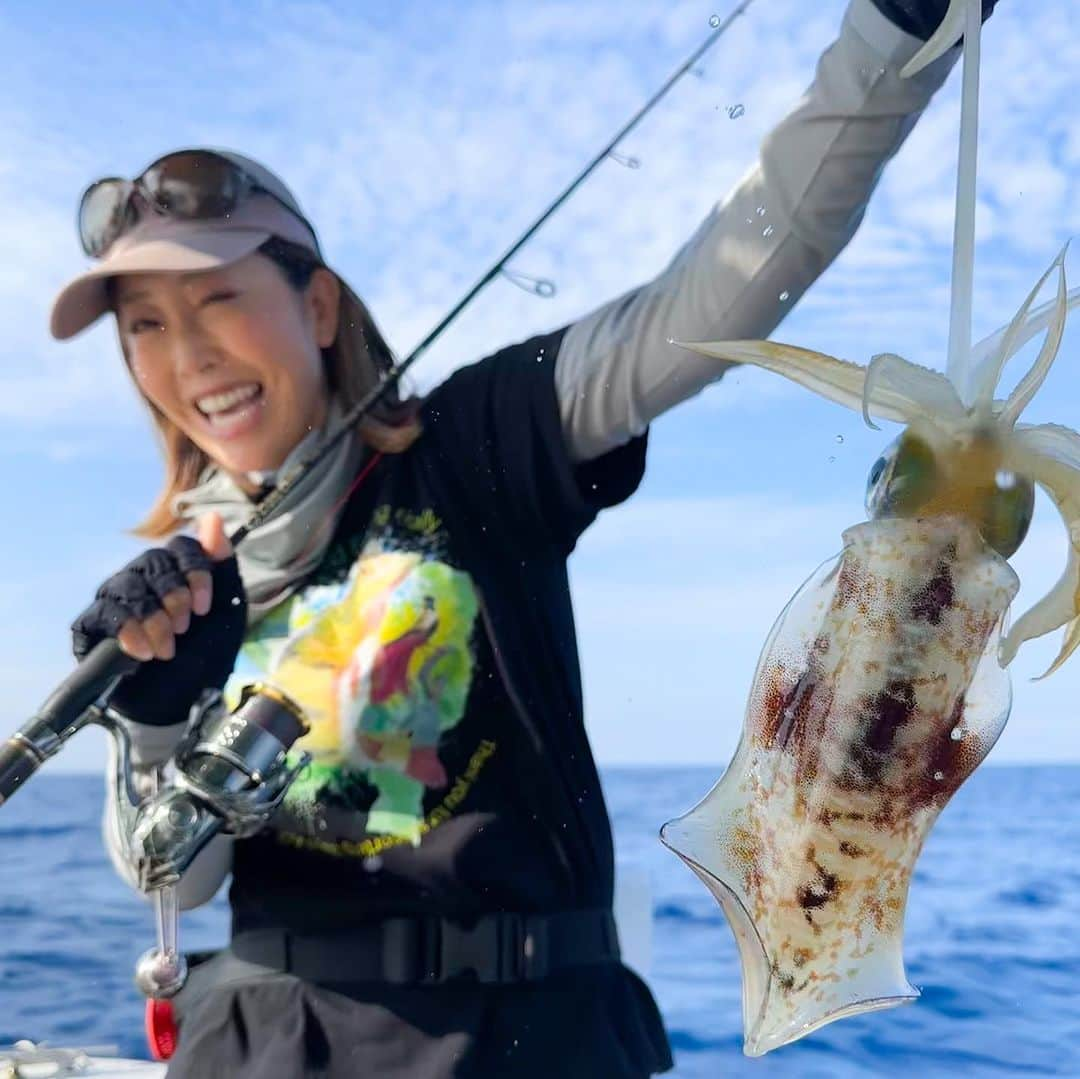 蒼井さやのインスタグラム：「またもや沖縄に来ております🌴🌺 2~3日前にも石垣で会った気がするチャコちゃん @chacoturi と、久しぶりのやまぴー @yuko.yamamura と♥️ 朝から渋～い時間を過ごしておりましたが、15時頃からパタパタと釣れだしてなんとか3杯釣ることが出来ました😁✨️ お世話になったのは【YAZAWA】さん @kento_yazawa  難しいながらも釣らせてもらえました🤗 ・ ・ ・ 今日は、アジカラーのレッドテープに反応が良かった☺️ さぁ！明日もサイズアップ目指して頑張るぞー！！ ・ ・ ・ 【SAYA's TACKLE】  ◆ティップラン ロッド▶︎CrazyOcean OceanSword Deep Skip 59 リール▶︎SHIMANO STELLA C3000MHG ライン▶︎VARIVAS SLJ PE0.6号 リーダー▶︎VARIVAS Avanieging ショックリーダー1.5号 エギ▶︎CrazyOceanティップランナー(アジ/レッド)3.5号 シンカー▶︎CrazyOceanオーシャンシンカー50g  ・ ・ ・  #沖縄釣り  #沖縄旅行  #沖縄ティップラン  #釣り  #釣り女子  #Fishing  #fishinglife  #Fishinggirl  #YAZAWA」